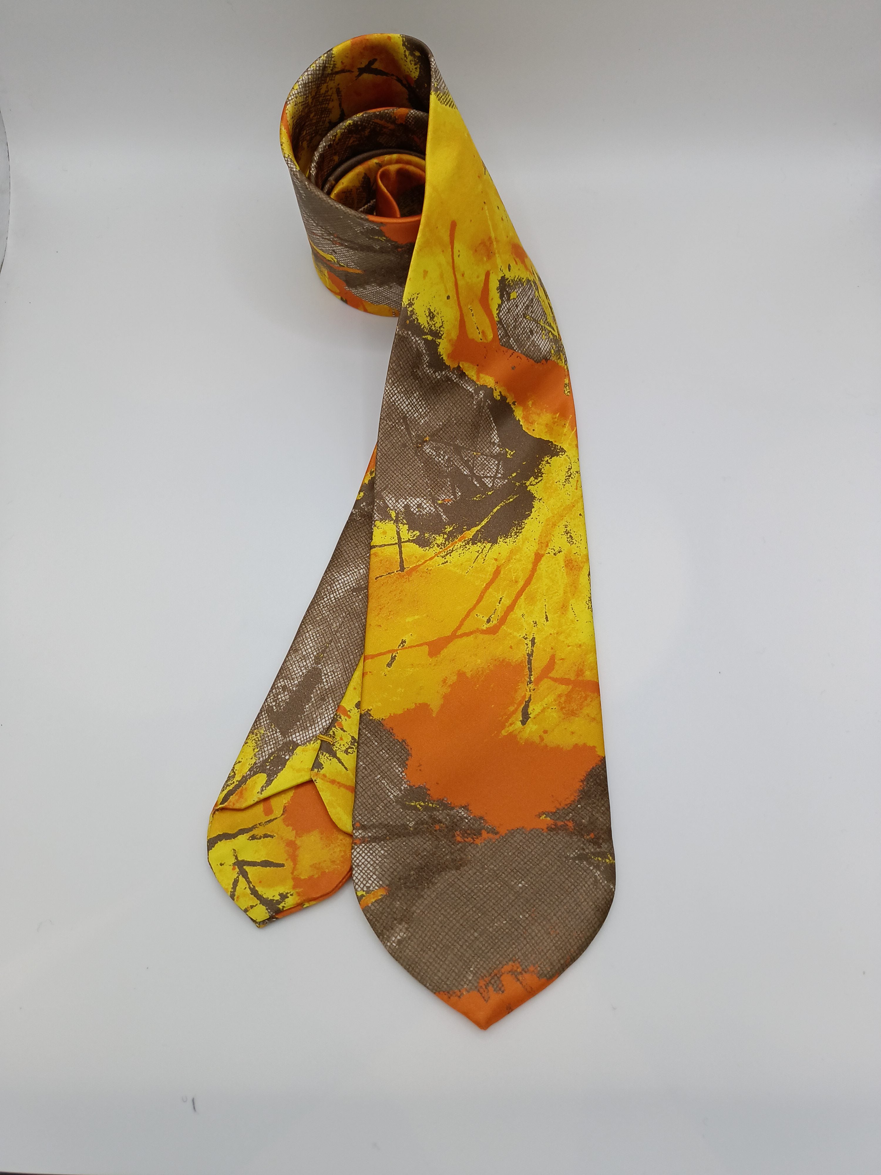 Pure silk three fold tie, handmade in Italy by Italian tailors. In this model, the tip of the tie is rounded to give a soft original touch-Sartoria Dei Duchi-Atri