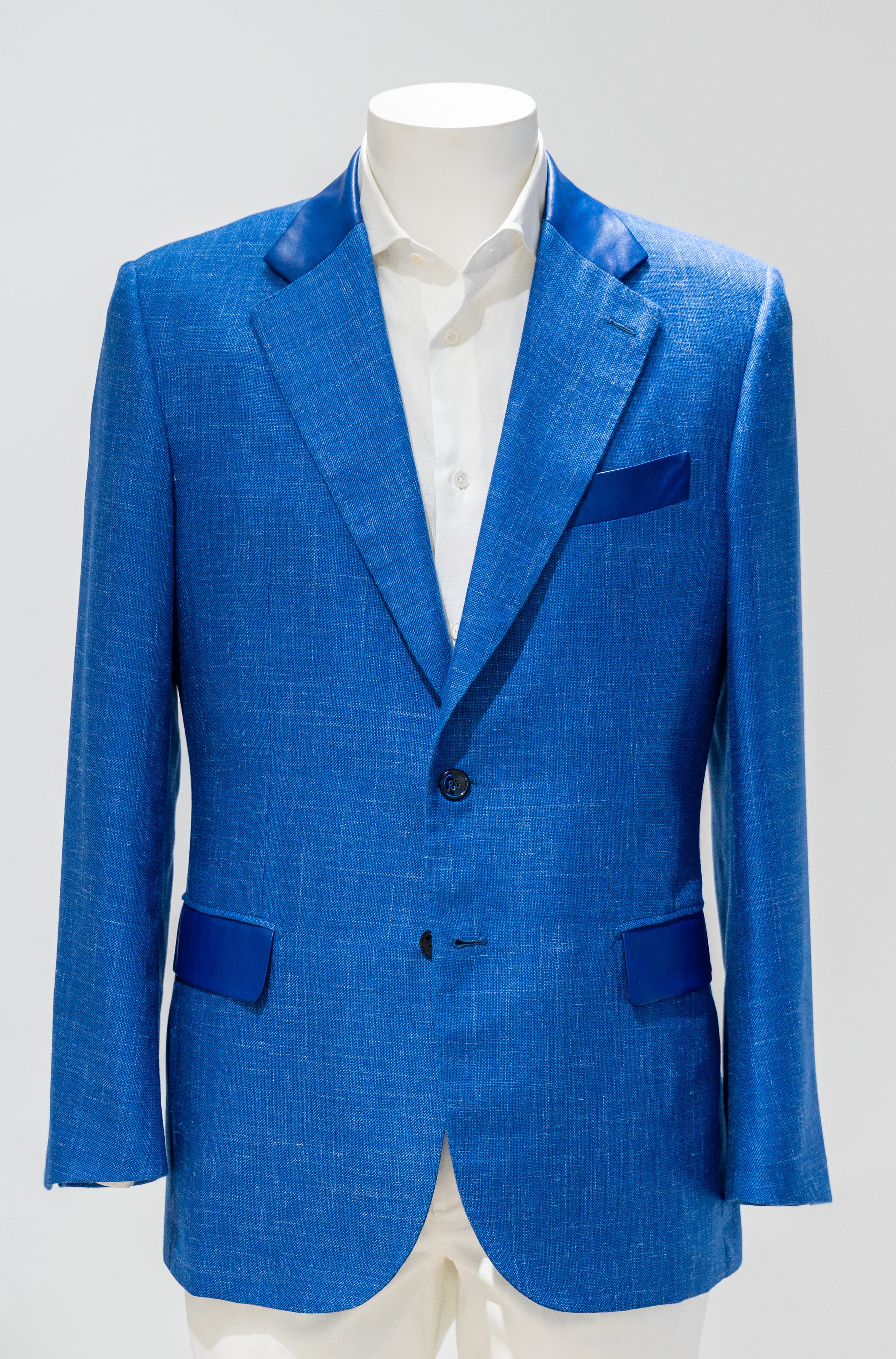 Blue suit jacket on a mannequin with a white shirt against a gray background. - Sartoia Dei-Duchi