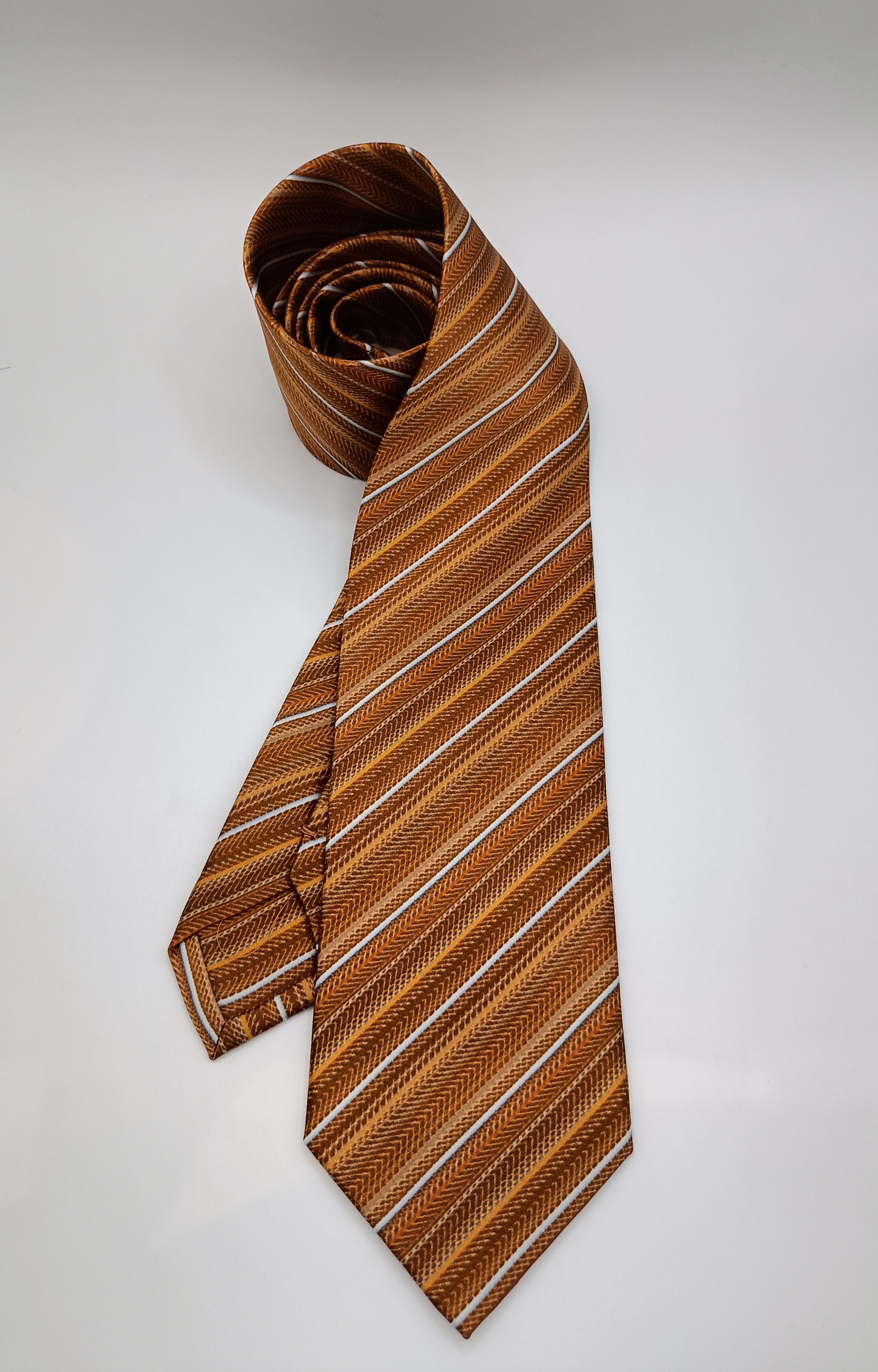 Pure silk three fold tie, handmade in Italy by Italian tailors. In this model, the tip of the tie is rounded to give a soft original touch-Sartoria Dei Duchi-Atri
