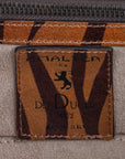 Brown leather wallet with chain strap
and embossed tiger stripe pattern and burnished metal buckle clasp on a white background. -DEI DUCHI (AMALTEA)