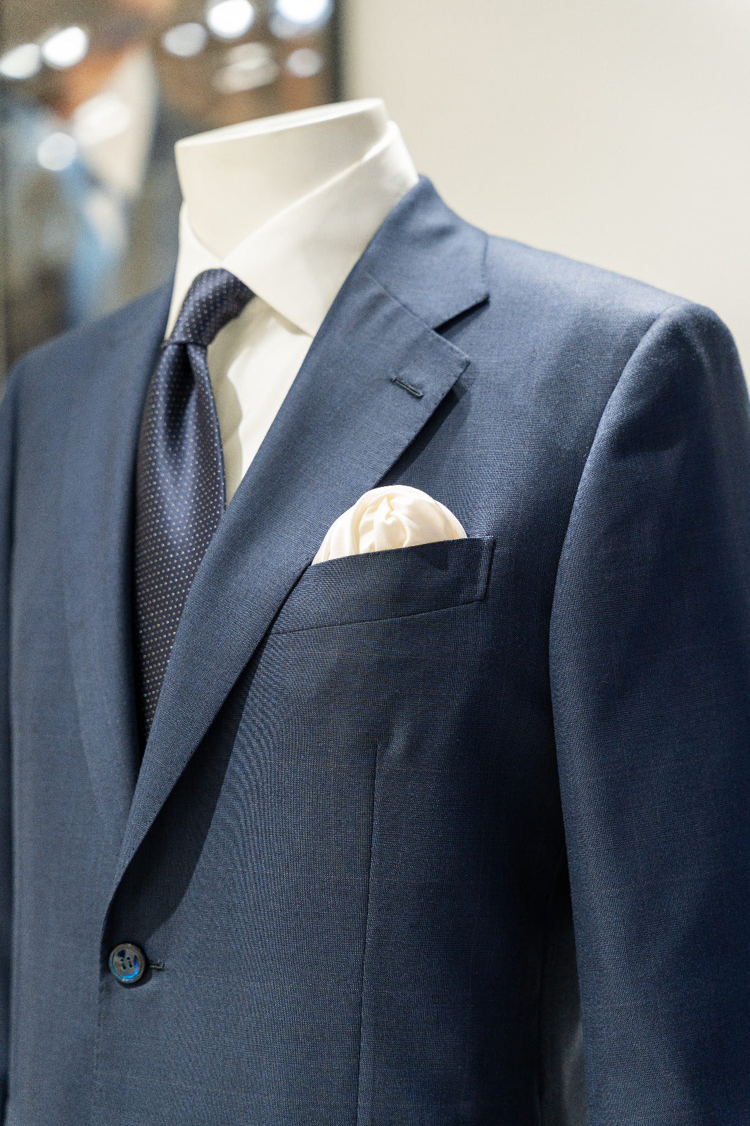 Navy suit with white shirt and tie on a mannequin. - Sartoria Dei-Duchi Atri