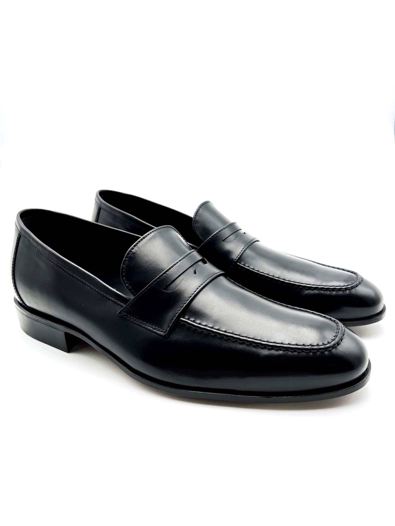 Loafers 100% made in Italy, in full grain calfskin,  with light leather sole, Blake process. Shaped with  regular plant suitable for a wide audience. Black color.  These shoes are comfortable and classy and are  artisanally made with genuine Italian leather. Process: blake - Leather: calfskin leather -  Color: black - Lining: Black Calf -  Bottom: closed leather -  Insole: leather Handcrafted shoes, made in Italy with  genuine 100% - Sartoria Dei Duchi-Atri