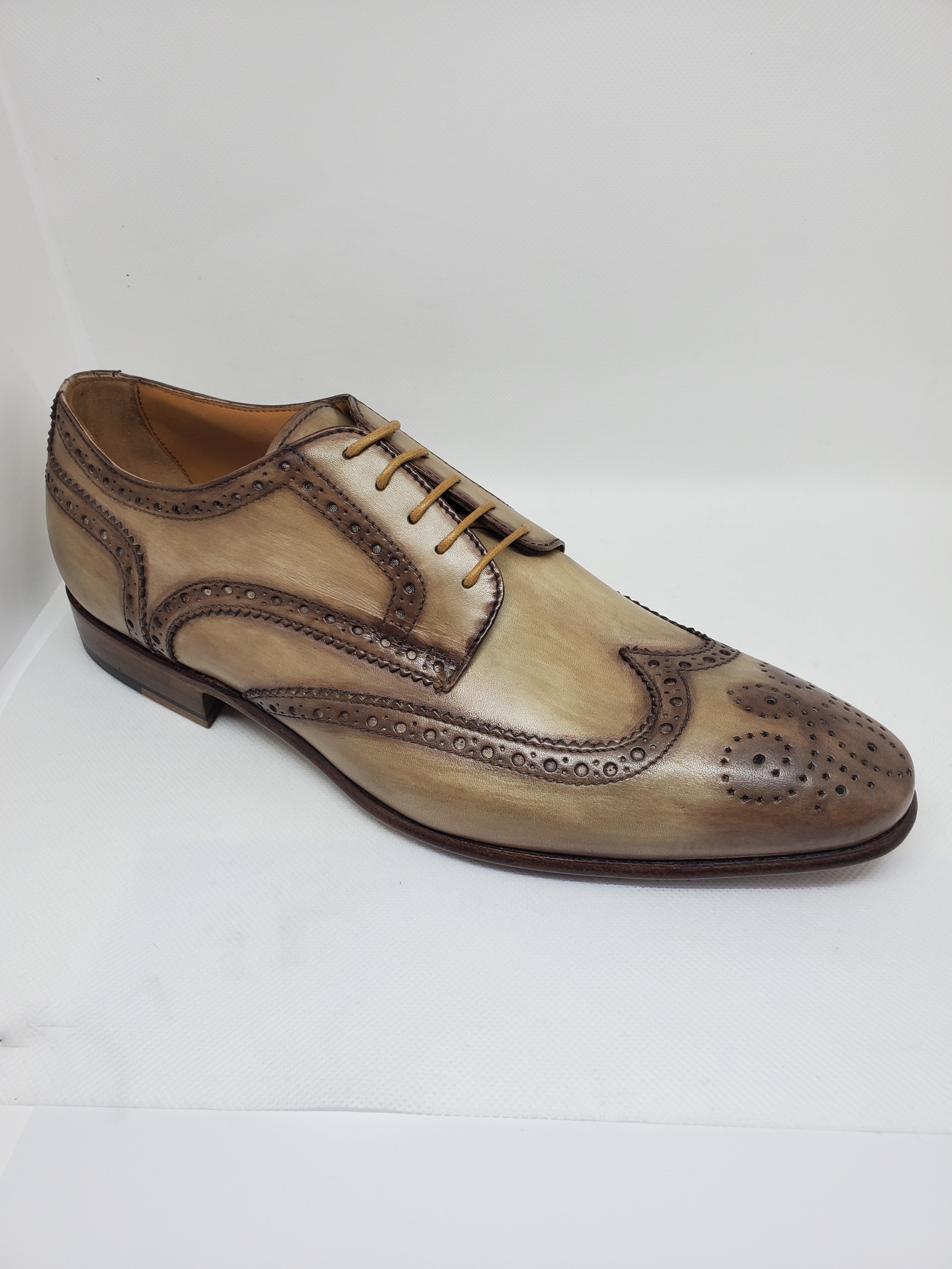 Classic derby shoes 100% made in Italy with Blake stitching, made with crust calfskin and hand antiqued and colored.The Blake process the shoe is mounted on the shoe tree, and a machine called "Blake" the sole is sewn to the insole and the upper. This procedure guarantees the high quality seal of the fund.A classic refined shoe, perfect for your everyday occasions. | Sartoria Dei Duchi - Atri