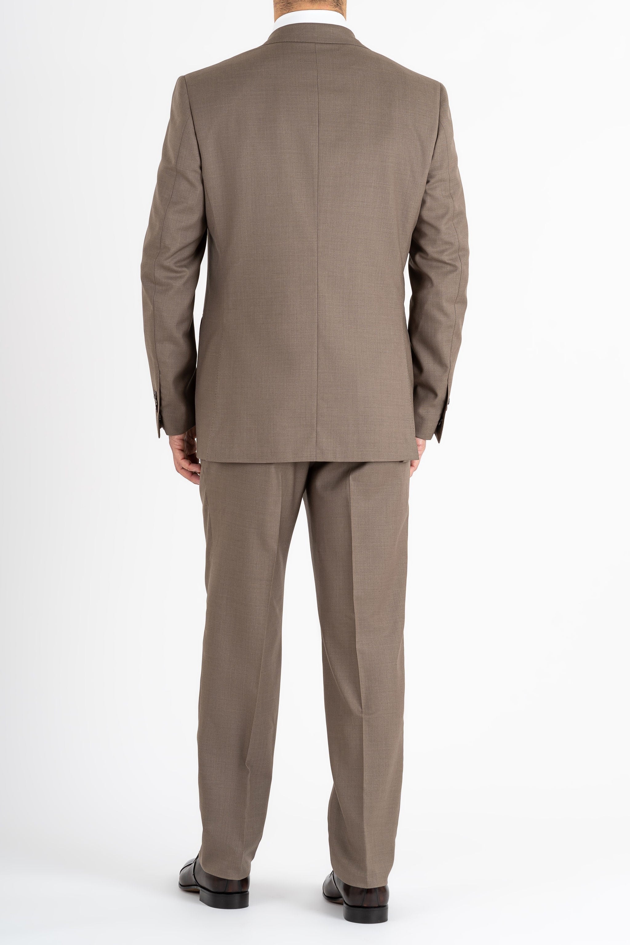 This Sartoria dei Duchi suit is made in two pieces with the finest fabric of Caccioppoli “Kingdom” Super 150’s in 100% virgin wool, in an elegant dark beige color. This elegant suit is composed of a two-button jacket with classic lapel and flap pockets. Pants are realized without pleats, regular waist, American style pockets.