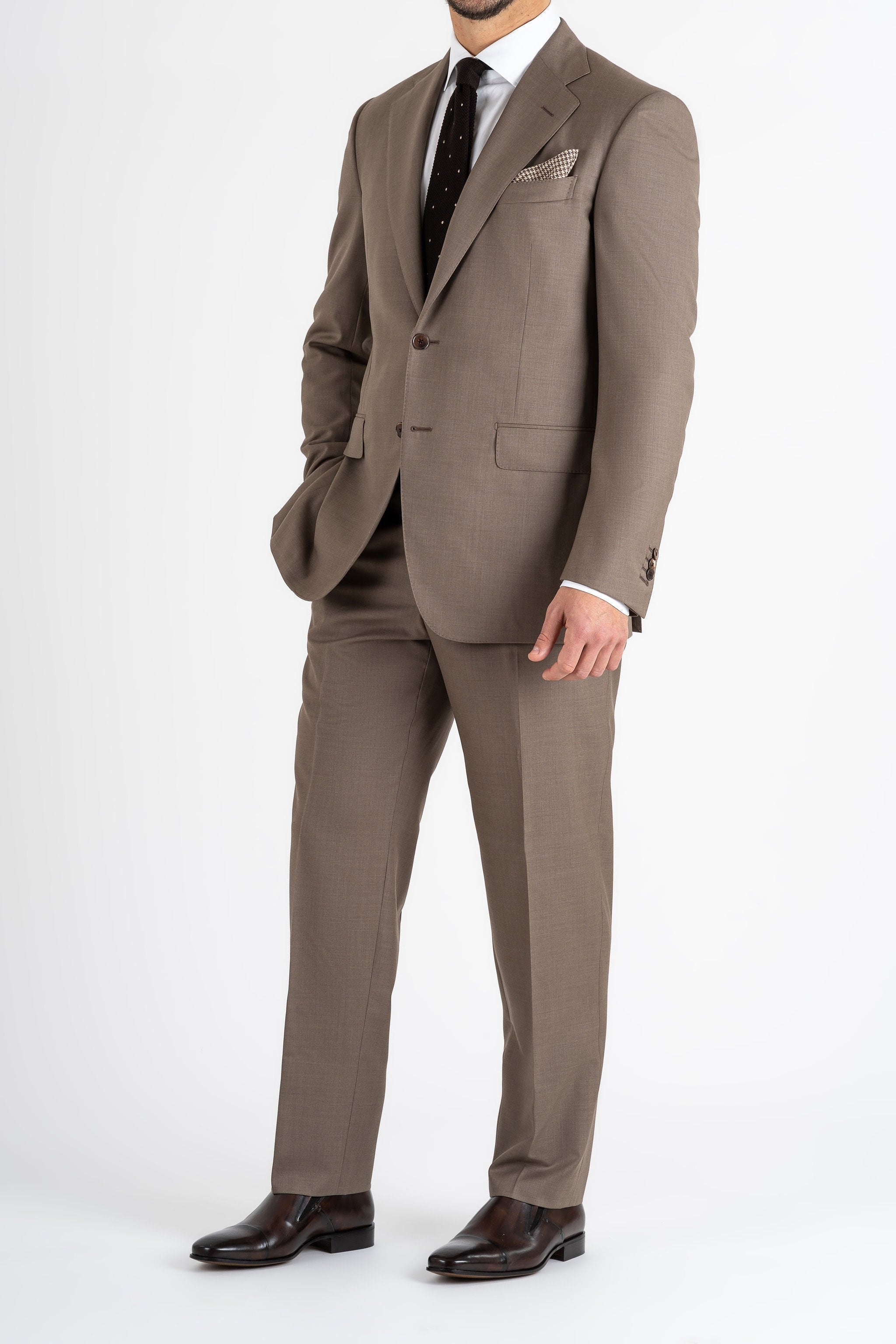 This Sartoria dei Duchi suit is made in two pieces with the finest fabric of Caccioppoli “Kingdom” Super 150’s in 100% virgin wool, in an elegant dark beige color. This elegant suit is composed of a two-button jacket with classic lapel and flap pockets. Pants are realized without pleats, regular waist, American style pockets.