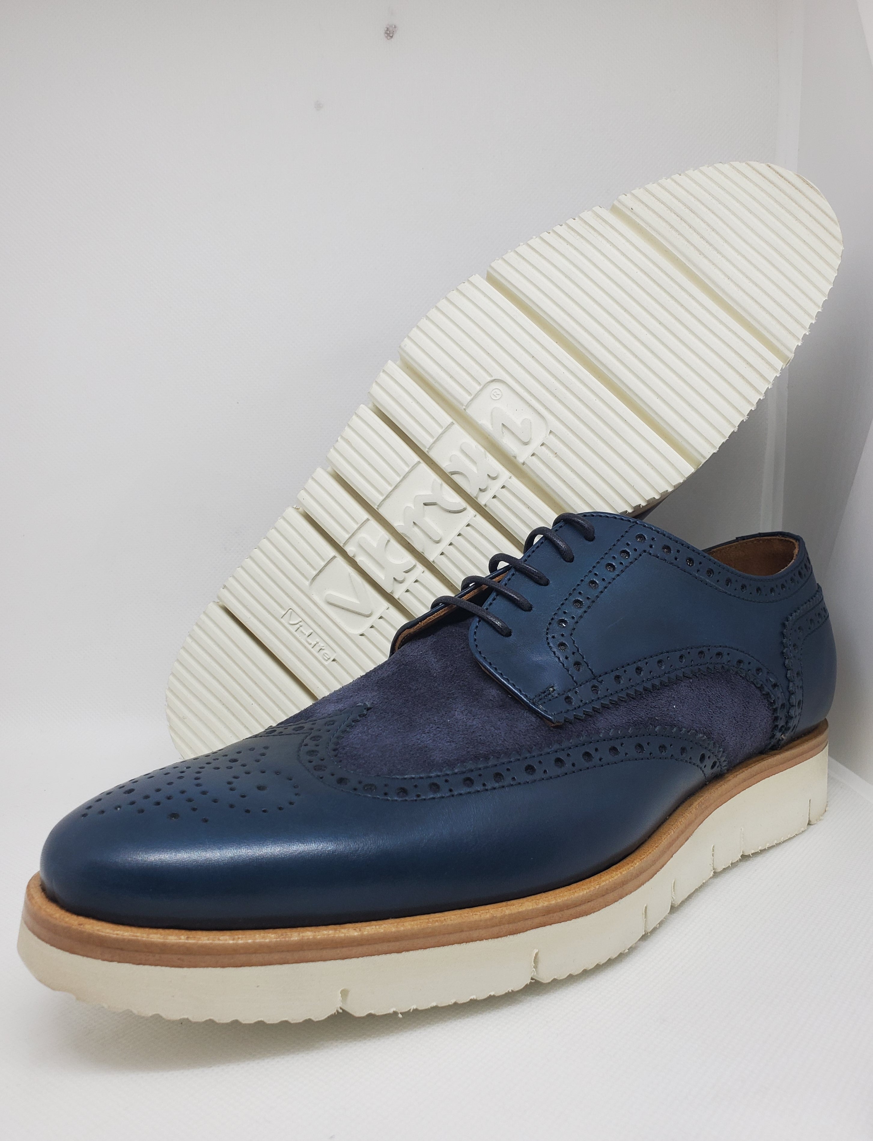 Blue English style Derby shoes with dovetail hole, 100% MADE IN ITALY, in buffered calf leather, handcrafted with wax and brush to obtain a shoe with an aged effect with characteristic shades. With leather sole and BLAKE stitching to ensure the tightness of the bottom. Shape with regular plant suitable for a wide audience. | Sartoria Dei Duchi - Atri