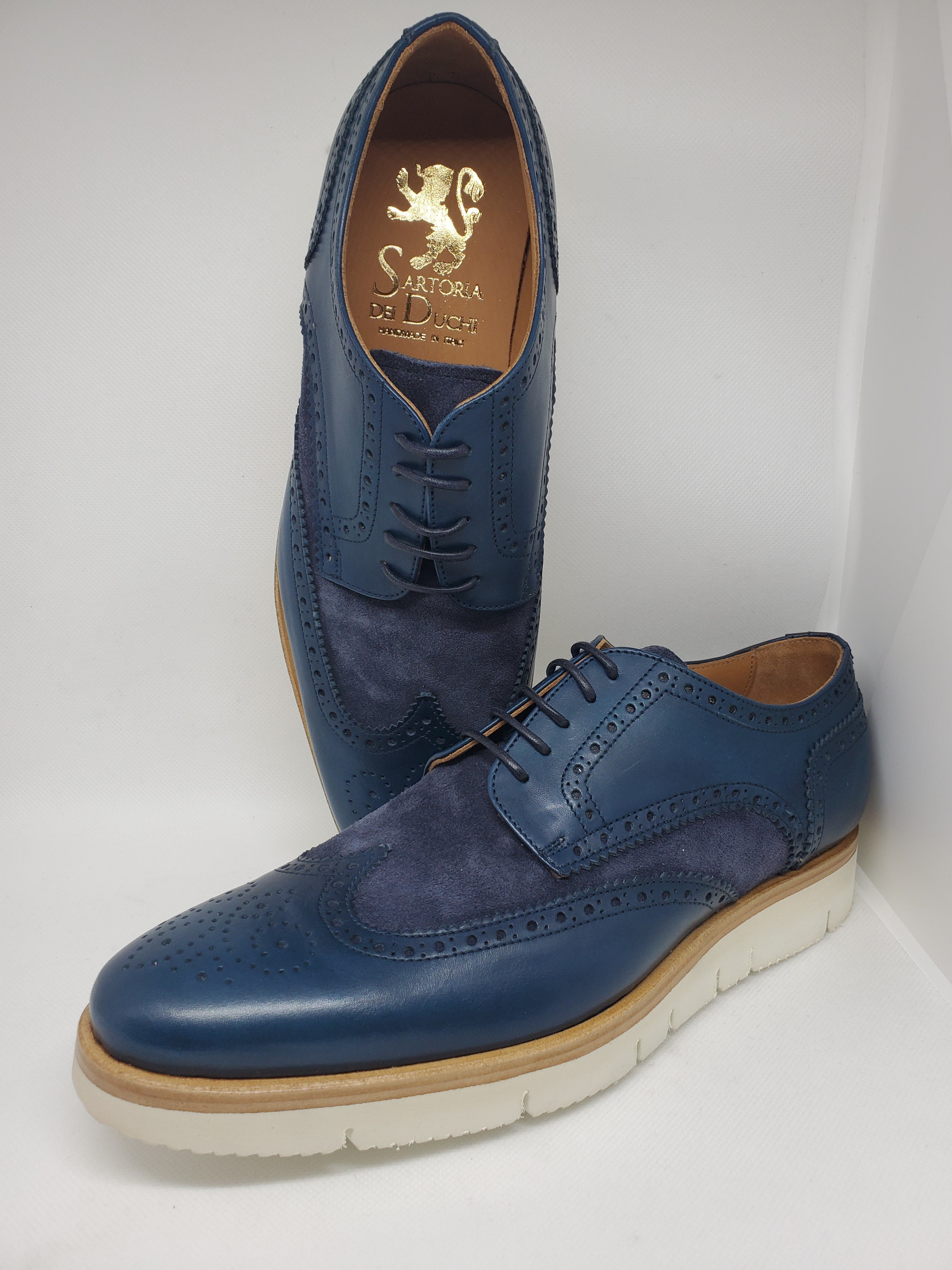 Blue English style Derby shoes with dovetail hole, 100% MADE IN ITALY, in buffered calf leather, handcrafted with wax and brush to obtain a shoe with an aged effect with characteristic shades. With leather sole and BLAKE stitching to ensure the tightness of the bottom. Shape with regular plant suitable for a wide audience. | Sartoria Dei Duchi - Atri