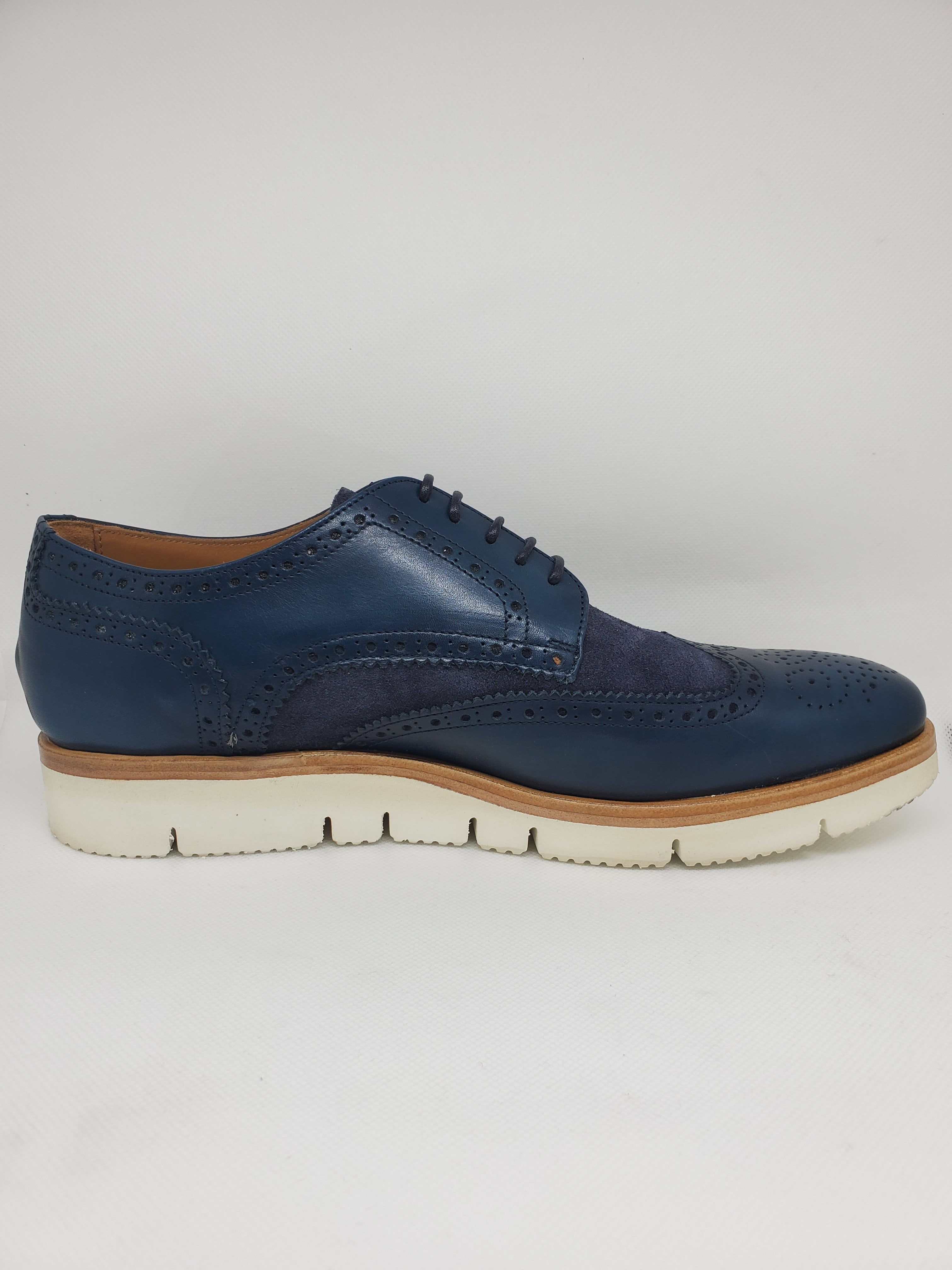 Blue English style Derby shoes with dovetail hole, 100% MADE IN ITALY, in buffered calf leather, handcrafted with wax and brush to obtain a shoe with an aged effect with characteristic shades. With leather sole and BLAKE stitching to ensure the tightness of the bottom. Shape with regular plant suitable for a wide audience. | Sartoria Dei Duchi - Atri