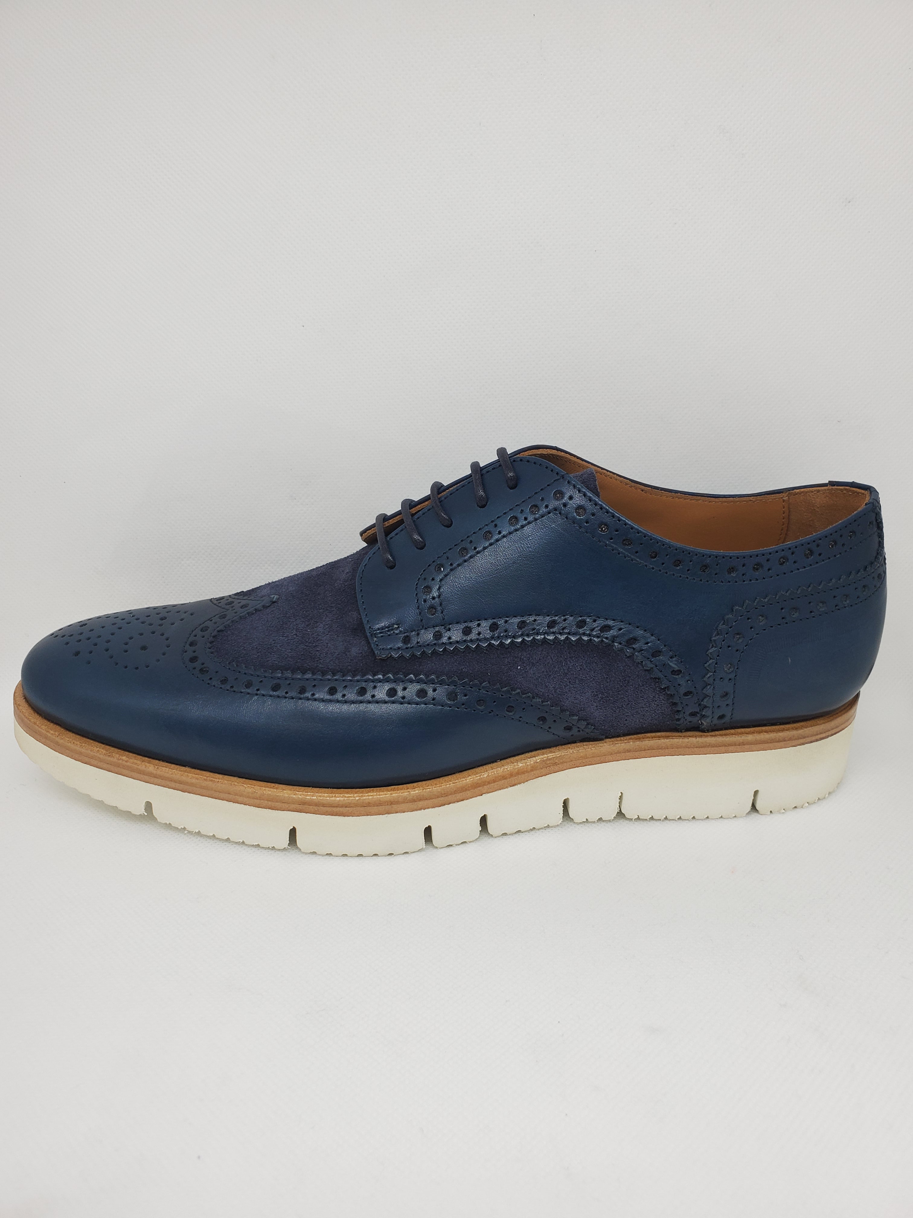 Blue English style Derby shoes with dovetail hole, 100% MADE IN ITALY, in buffered calf leather, handcrafted with wax and brush to obtain a shoe with an aged effect with characteristic shades. With leather sole and BLAKE stitching to ensure the tightness of the bottom. Shape with regular plant suitable for a wide audience. | Sartoria Dei Duchi - Atri
