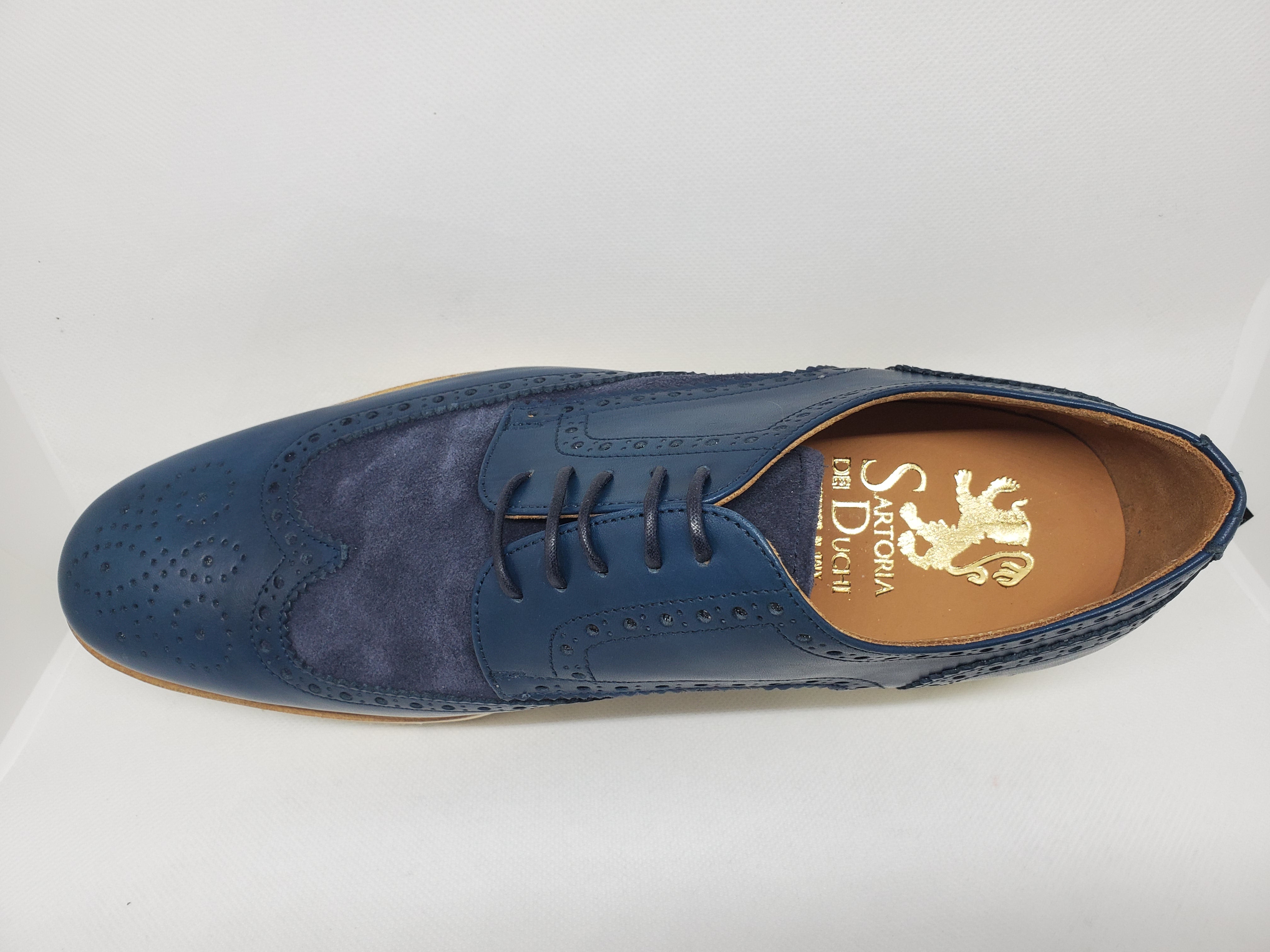 Blue English style Derby shoes with dovetail hole, 100% MADE IN ITALY, in buffered calf leather, handcrafted with wax and brush to obtain a shoe with an aged effect with characteristic shades. With leather sole and BLAKE stitching to ensure the tightness of the bottom. Shape with regular plant suitable for a wide audience. | Sartoria Dei Duchi - Atri