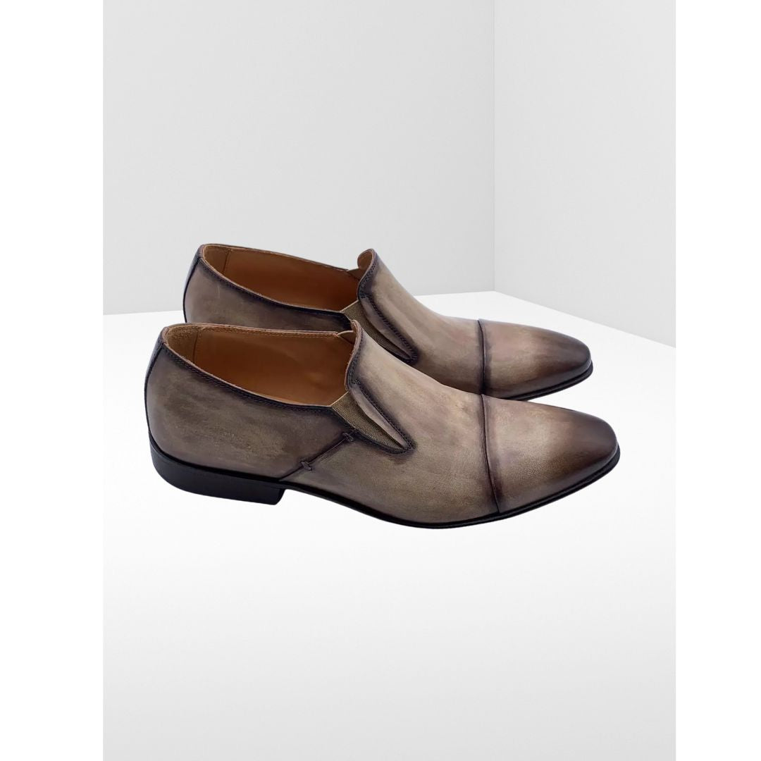 Moccasin in leather velour crust colored and antiqued by hand, sand and tobacco color, with light calfskin interior. In Blake processing the shoe is mounted on the shape and with a machine called "Blake", the sole is sewn to the insole and upper. This process guarantees the tightness of the bottom.| Sartoria Dei Duchi - Atri