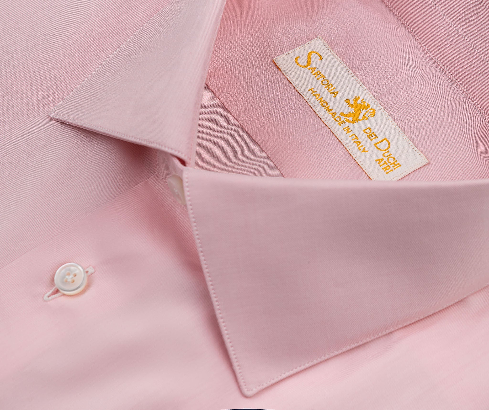 “HAMPTON SHIRT” is realized with a 140/2 cotton  twill by Thomas Mason "Hampton", in pink color.  This long sleeve shirt is made with a semi French  collar and a rounded wrist. The stitching is 5 mm  and the buttons,applied by hand,are in mother of  pearl Australia.The fit is regular-Sartoria Dei Duchi-Atri