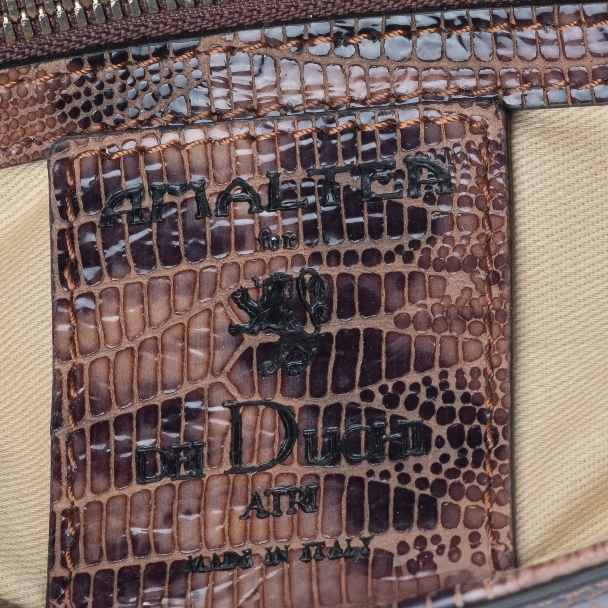 Brown textured handbag with a gold clasp on a white background. DEI DUCHI (AMALTEA)