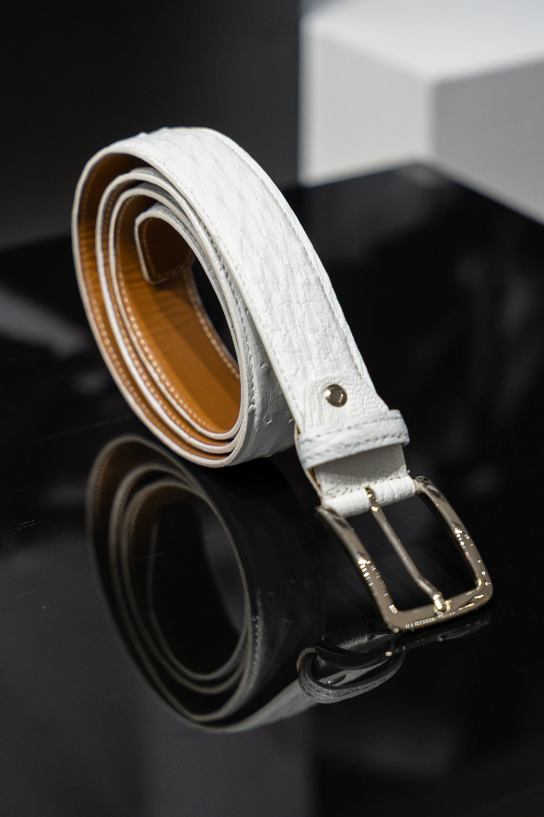 White Ostrich Belt. Luxury men’s belt in real white ostrich leather, made in Italy, with natural calf leather internal lining. Total length 135, waist 120 cm. Upper: White Ostrich Leather. Lining: Natural Calf Leather. Waist size: 120 cm (total length 135 cm).- Sartoria Dei Duchi - Atri