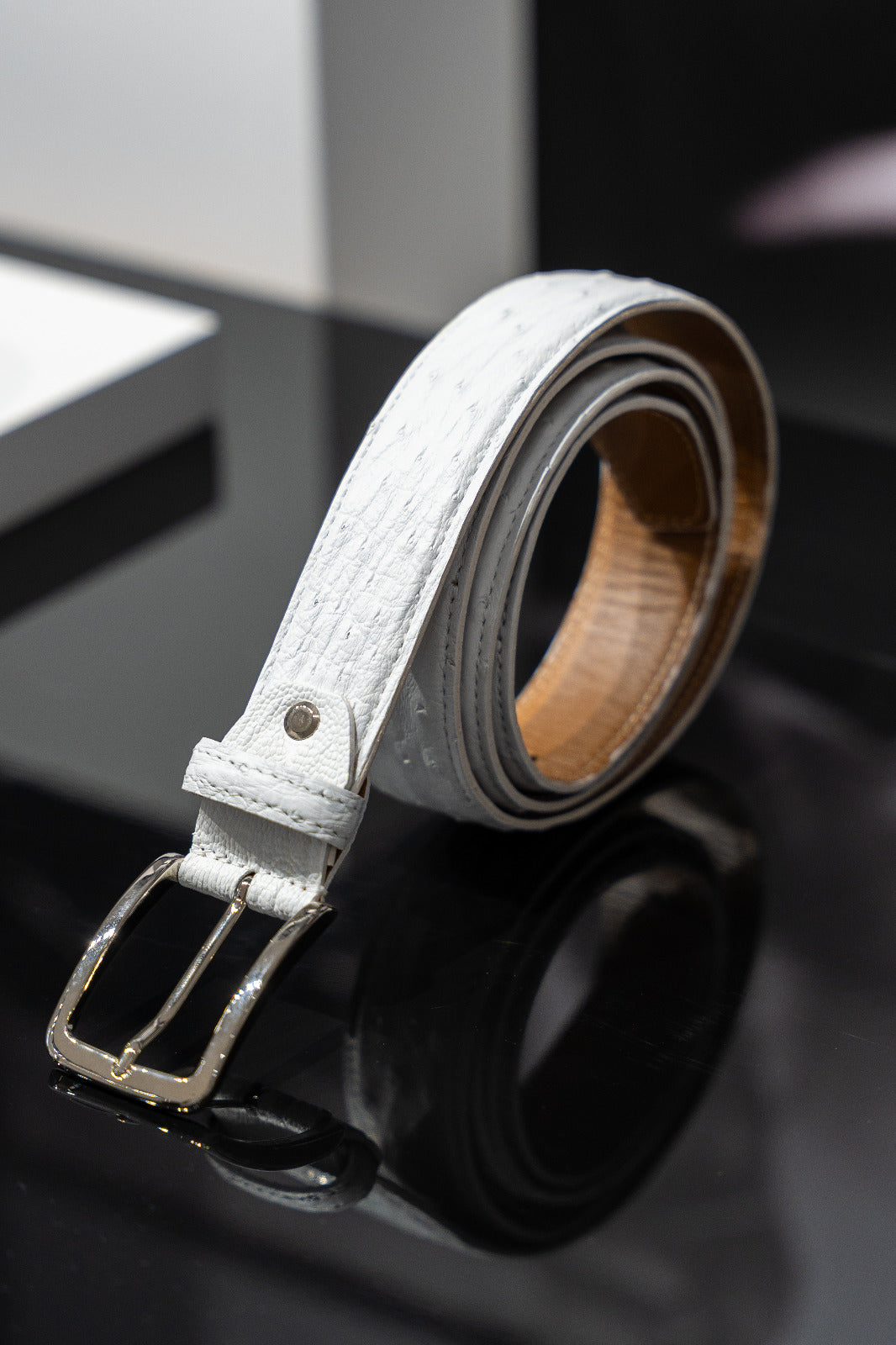 White Ostrich Belt. Luxury men’s belt in real white ostrich leather, made in Italy, with natural calf leather internal lining. Total length 135, waist 120 cm. Upper: White Ostrich Leather. Lining: Natural Calf Leather. Waist size: 120 cm (total length 135 cm).- Sartoria Dei Duchi - Atri