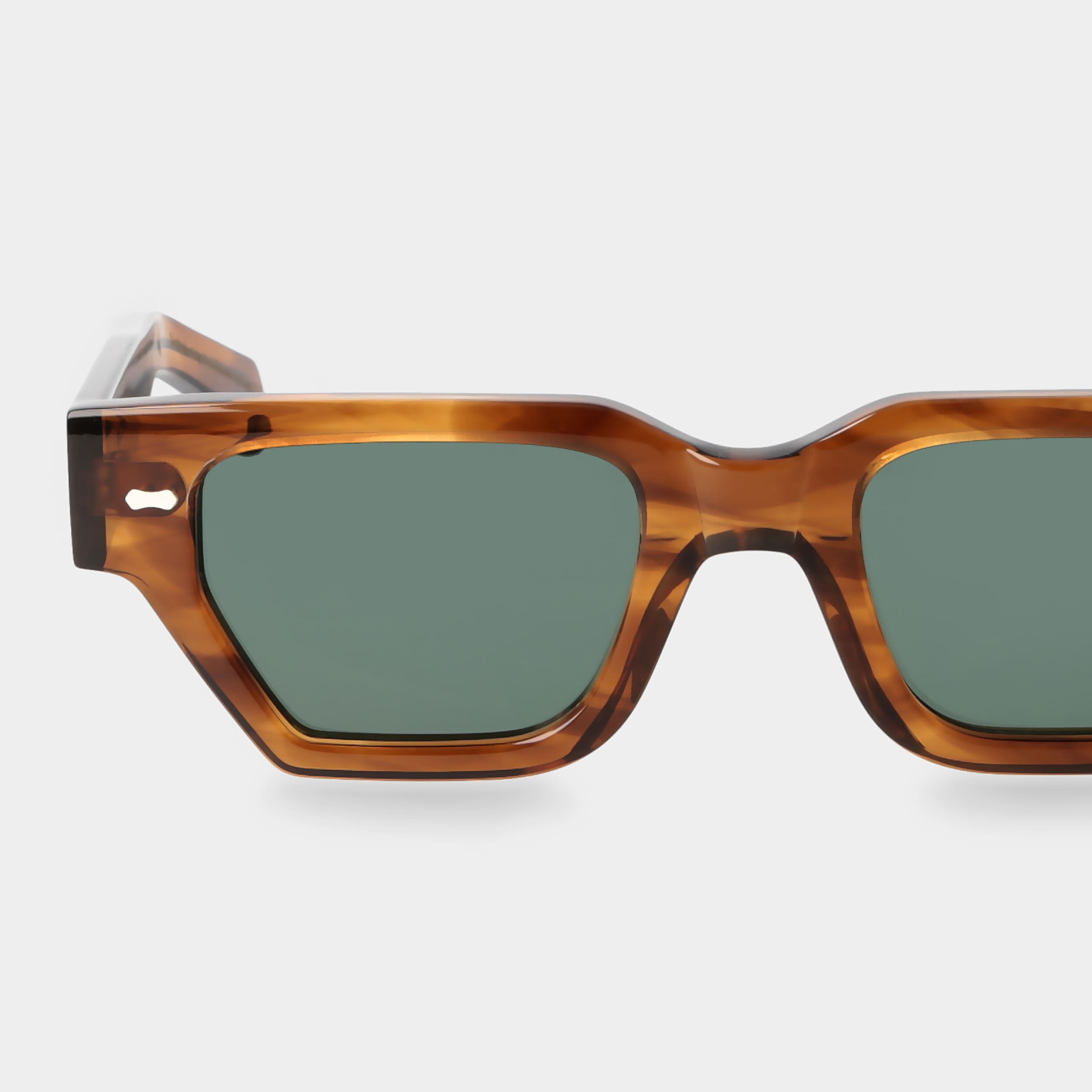 Sunglasses with tortoiseshell frame and green lenses on a white background. - DEI DUCHI