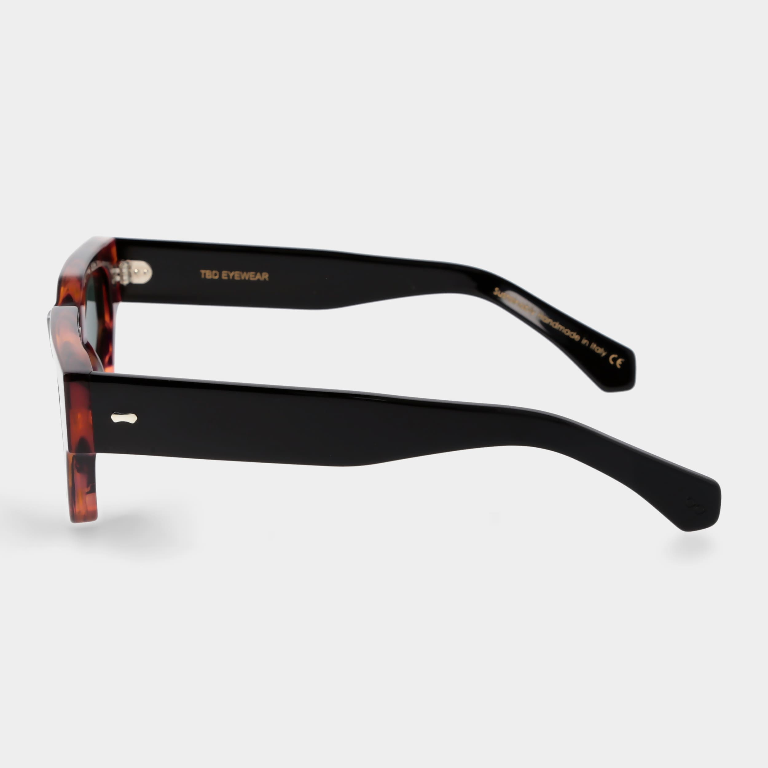 Sunglasses with tortoiseshell frame and dark lenses on a white background. - DEI DUCHI
