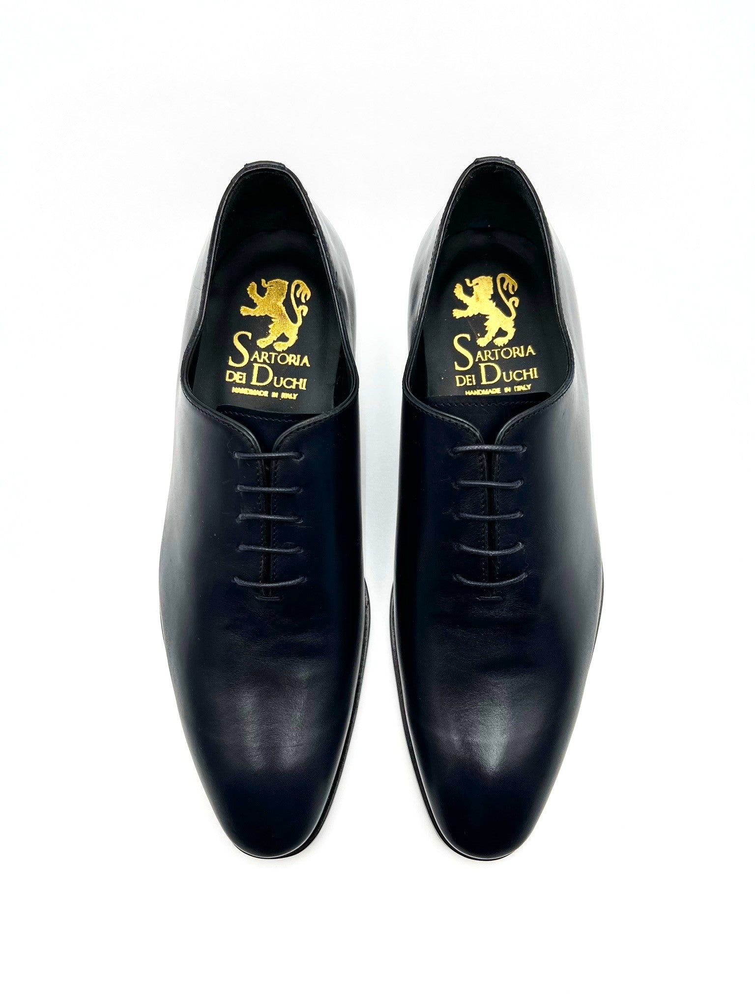 Oxford Whole cut, made of a single piece of leather,  without seams, in polished abrasive calfskin.  The Whole cut, has an elegant, clean appearance. Lightweight leather sole with non-slip insert sewn  to BLAKE. Made in Italy with genuine leather.Process: Blake /  Leather: calfskin / Color: dark blue / Lining: Black calf /  Insole: leather.Handcrafted shoes, made in Italy with  genuine 100%Italian leather - Sartoria Dei Duchi-Atri
