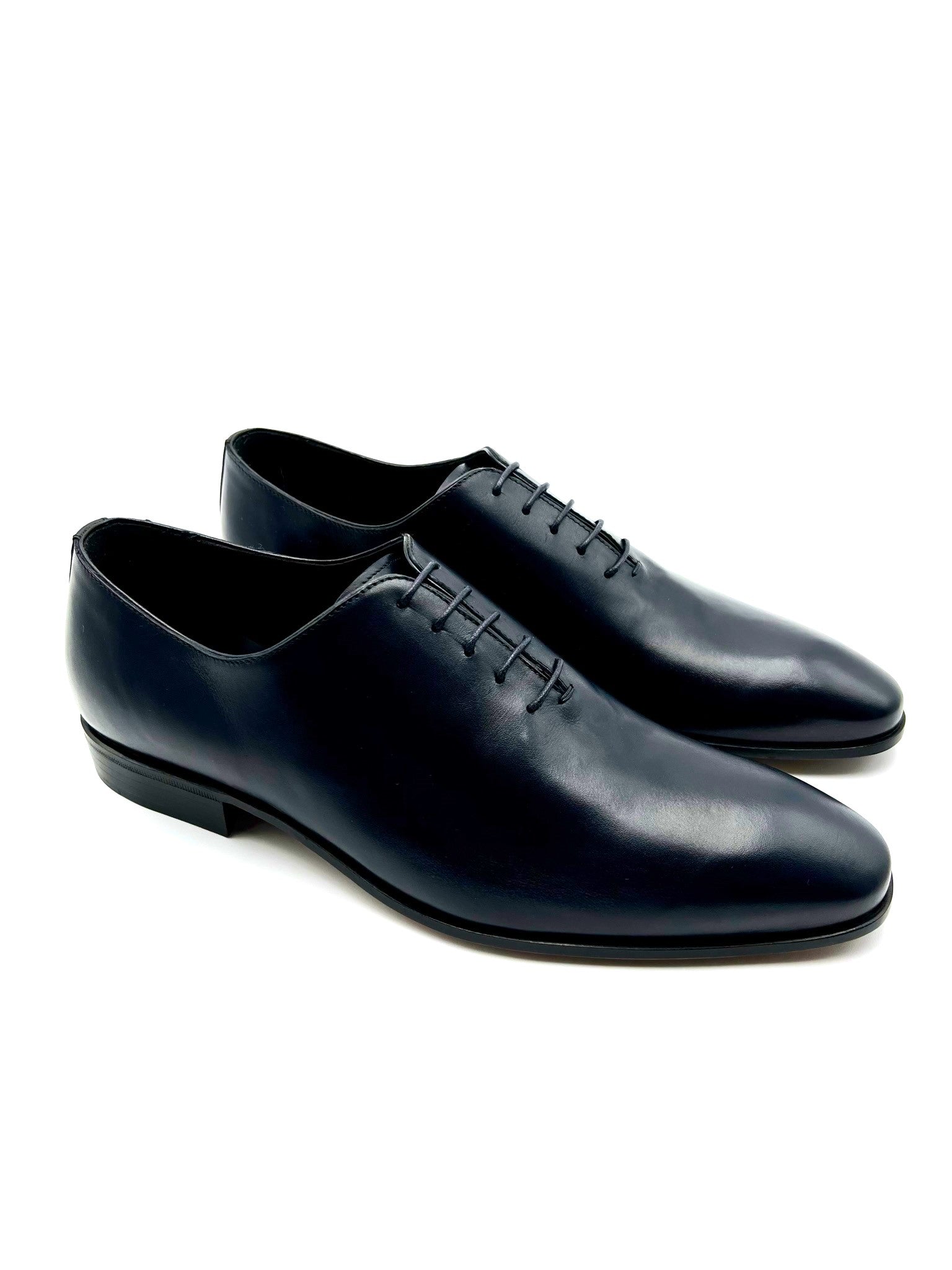 Oxford Whole cut, made of a single piece of leather,  without seams, in polished abrasive calfskin.  The Whole cut, has an elegant, clean appearance. Lightweight leather sole with non-slip insert sewn  to BLAKE. Made in Italy with genuine leather.Process: Blake /  Leather: calfskin / Color: dark blue / Lining: Black calf /  Insole: leather.Handcrafted shoes, made in Italy with  genuine 100%Italian leather - Sartoria Dei Duchi-Atri