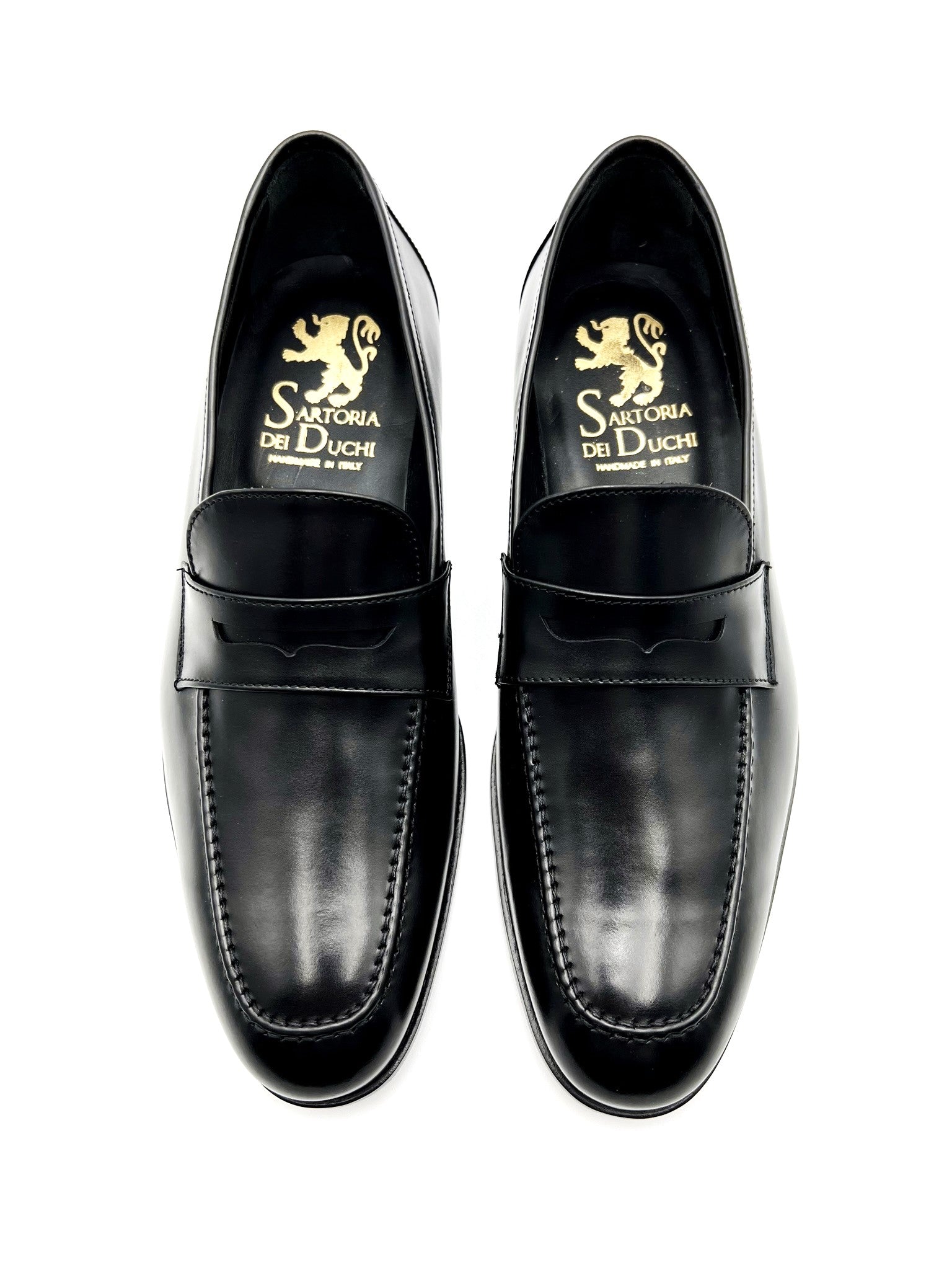 Loafers 100% made in Italy, in full grain calfskin,  with light leather sole, Blake process. Shaped with  regular plant suitable for a wide audience. Black color.  These shoes are comfortable and classy and are  artisanally made with genuine Italian leather. Process: blake - Leather: calfskin leather -  Color: black - Lining: Black Calf -  Bottom: closed leather -  Insole: leather Handcrafted shoes, made in Italy with  genuine 100% - Sartoria Dei Duchi-Atri