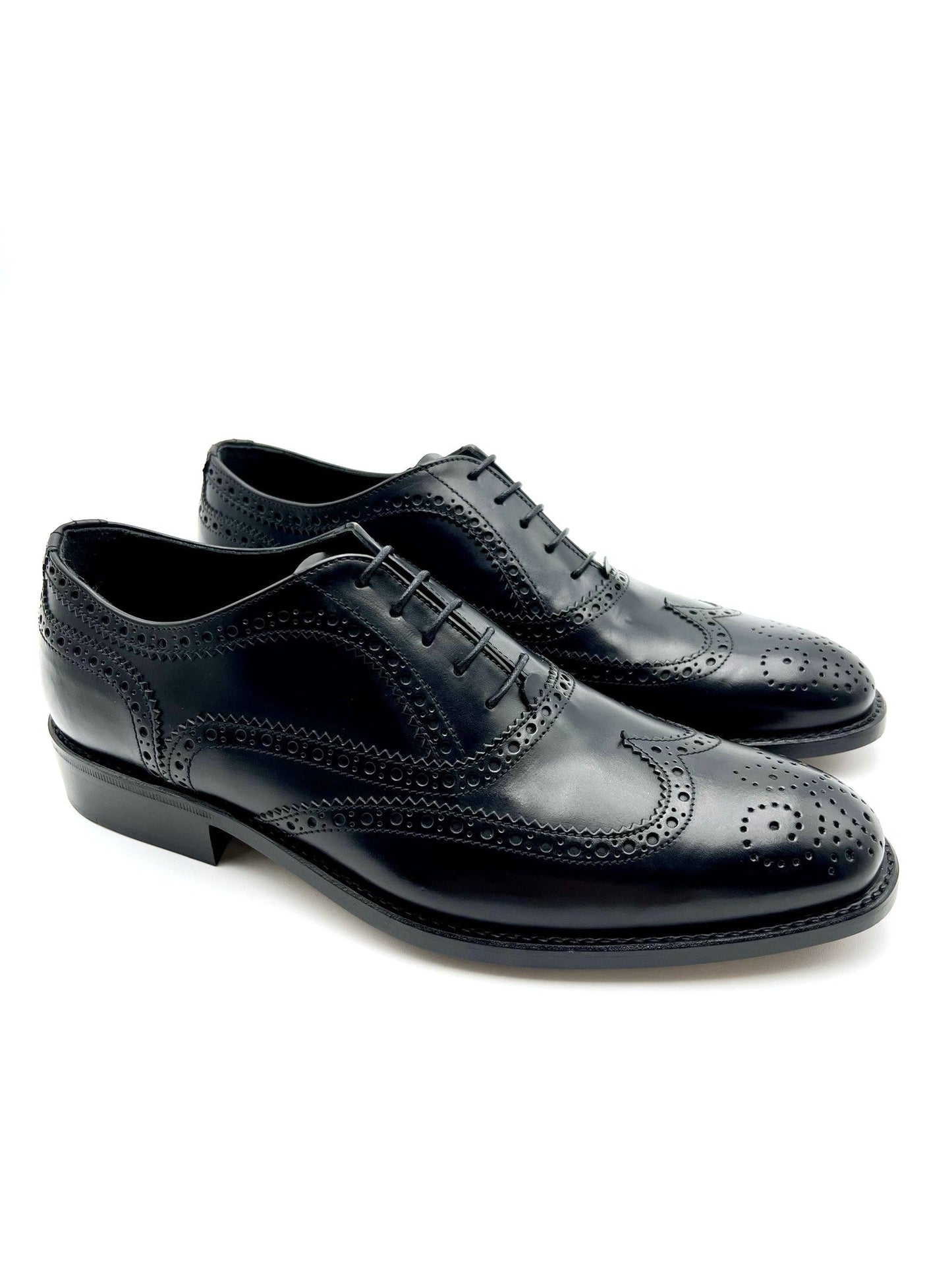 Oxford shoe in English style with dovetail hole and  flower in toe, 100% made in Italy, in genuine calfskin,  The leather sole with half rubber seedling makes it non-slip and the  seam BLAKE ensures the tightness of the bottom Process: blake- Leather: abrasive calf -  Color: black - Lining: black calf -  Bottom: leather - Insole: leather Handcrafted shoes, made in Italy with genuine 100% Italian leather.- Sartoria Dei Duchi-Atri