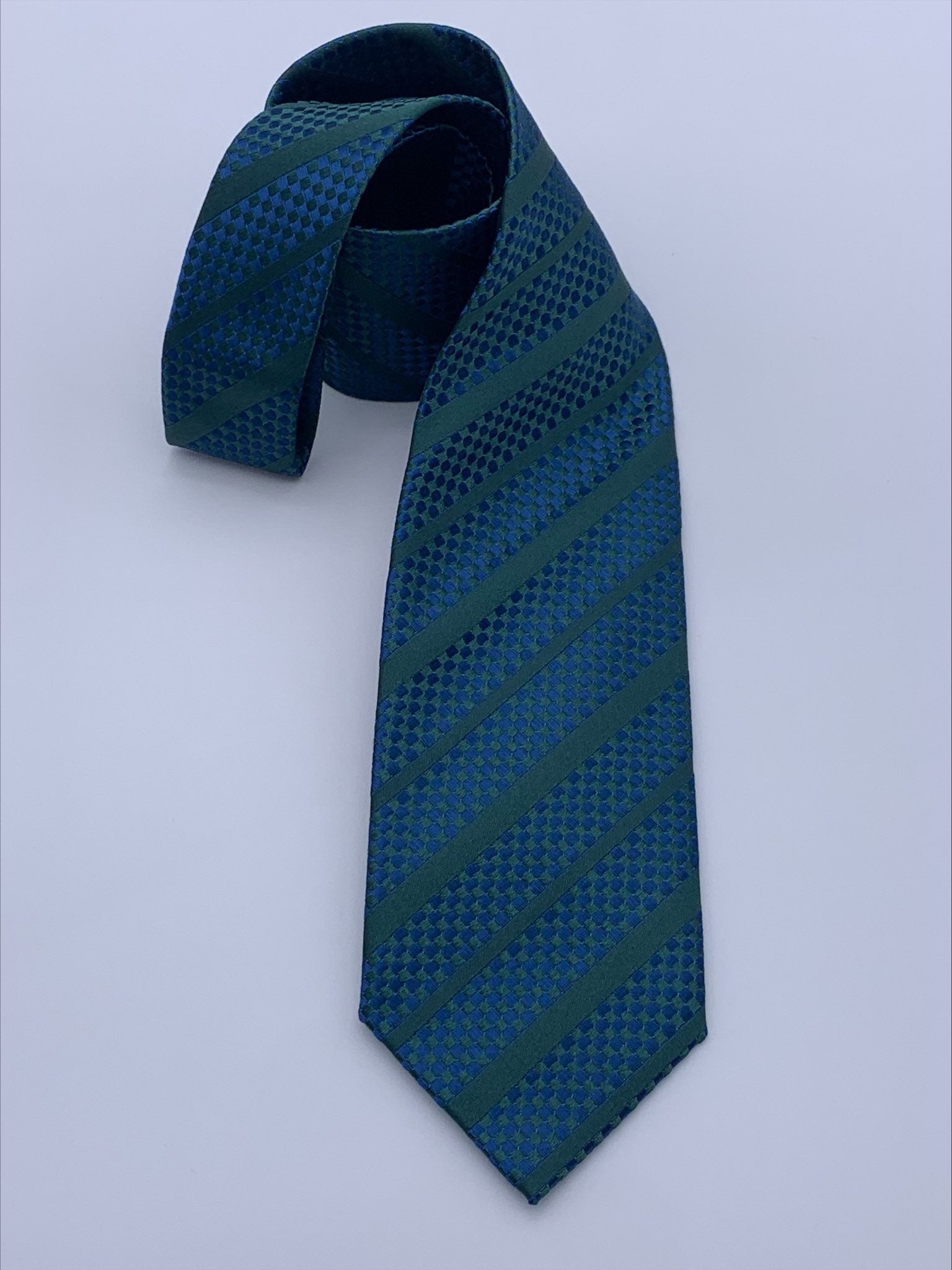 Pure silk three fold tie.Handmade by our Italian tailors.100% Pure silk.Our ties standard width is 8 cm (3.15 inch), standard length is 150 cm (59 inch) |Sartoria Dei Duchi-Atri