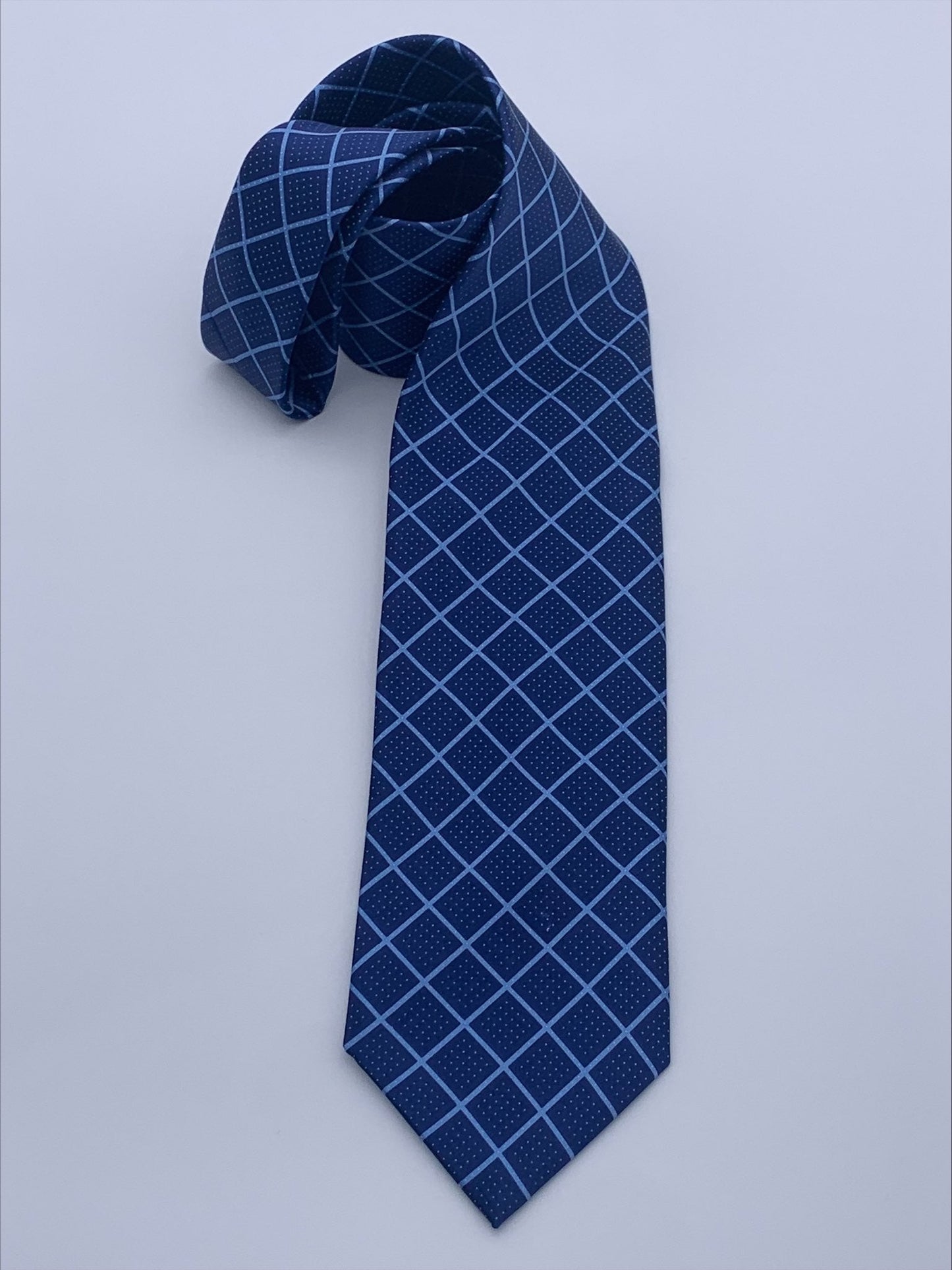 Pure silk three fold tie.Handmade by our Italian tailors.100% Pure silk.Our ties standard width is 8 cm (3.15 inch), standard length is 150 cm (59 inch) |Sartoria Dei Duchi-Atri