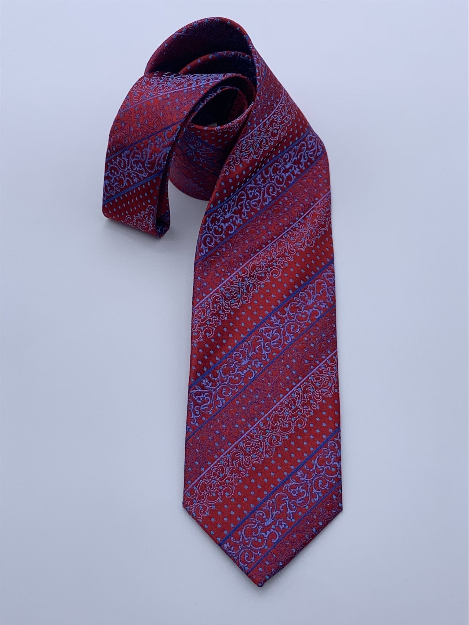 Pure silk three fold tie.Handmade by our Italian tailors.100% Pure silk.Our ties standard width is 8 cm (3.15 inch), standard length is 150 cm (59 inch) |Sartoria Dei Duchi-Atri