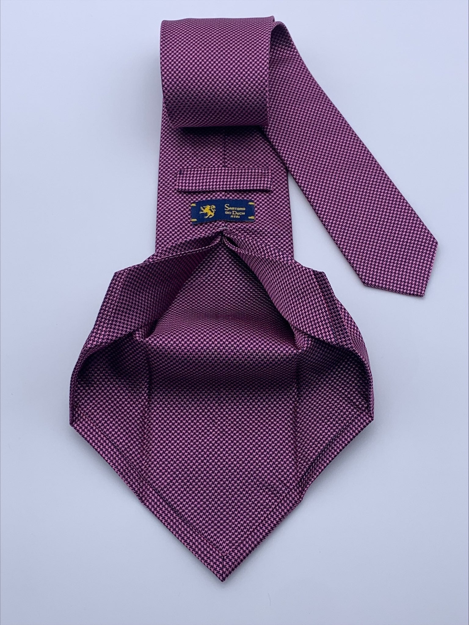 Pure silk seven fold tie.Handmade by our Italian tailors.100% Pure silk.Our ties standard width is 8 cm (3.15 inch), standard length is 150 cm (59 inch) |Sartoria Dei Duchi-Atri