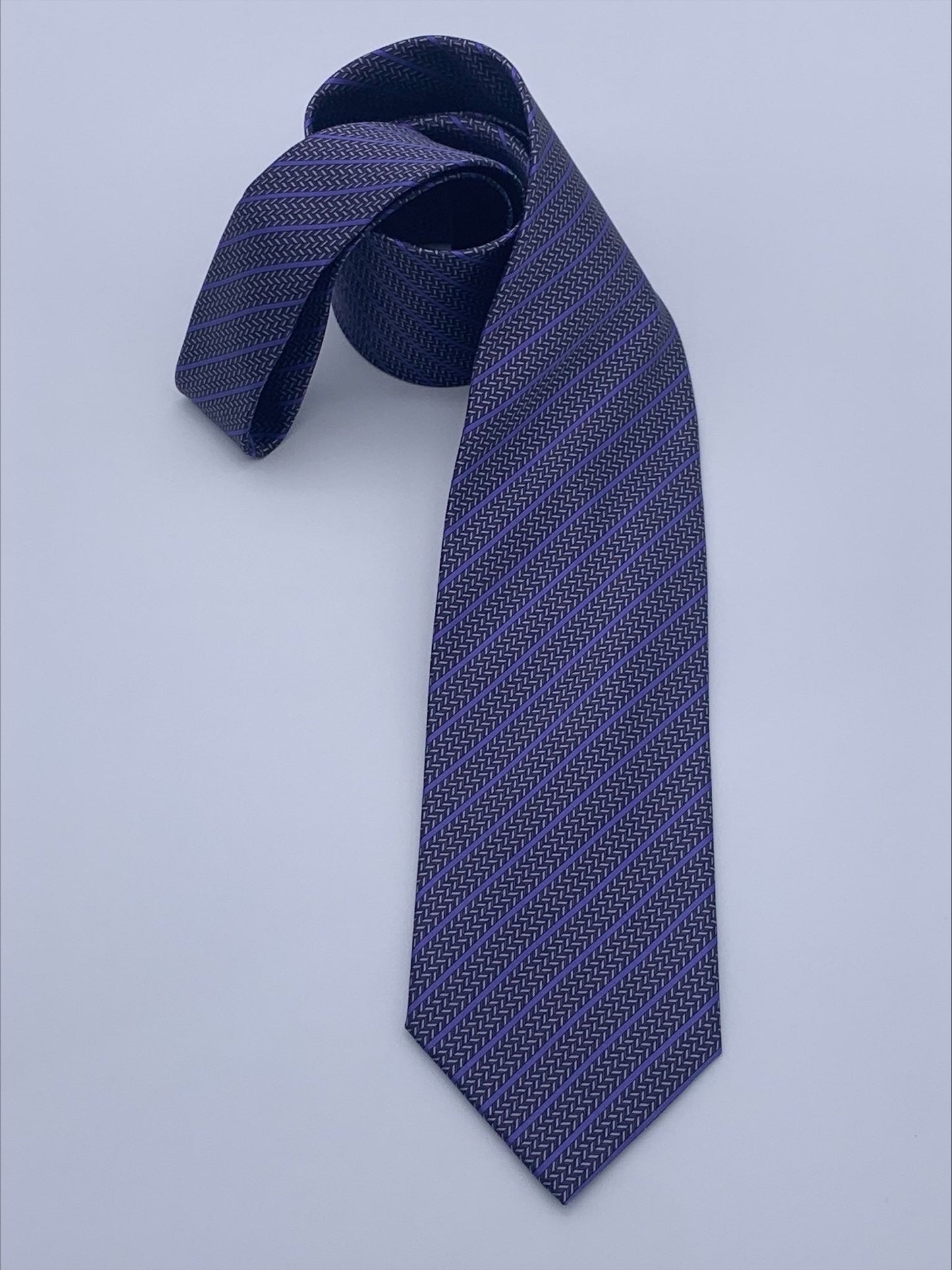 Pure silk three fold tie.Handmade by our Italian tailors.100% Pure silk.Our ties standard width is 8 cm (3.15 inch), standard length is 150 cm (59 inch) |Sartoria Dei Duchi-Atri