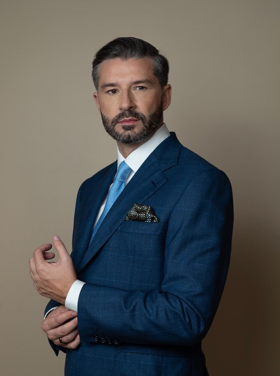 Made with Loro Piana textile 100% Pure Wool, available in Super 150s, 170s and 200s, Aragona suit is a single-breasted two-button jacket, with classic lapel and two slits on the back. The slim trousers have no pleats.Buttonholes, pockets, garments and all finishes are handmade by Italian tailors. This Italian tailored suit is snug, yet extremely comfortable, and perfect for business occasions | Sartoria Dei - Duchi
