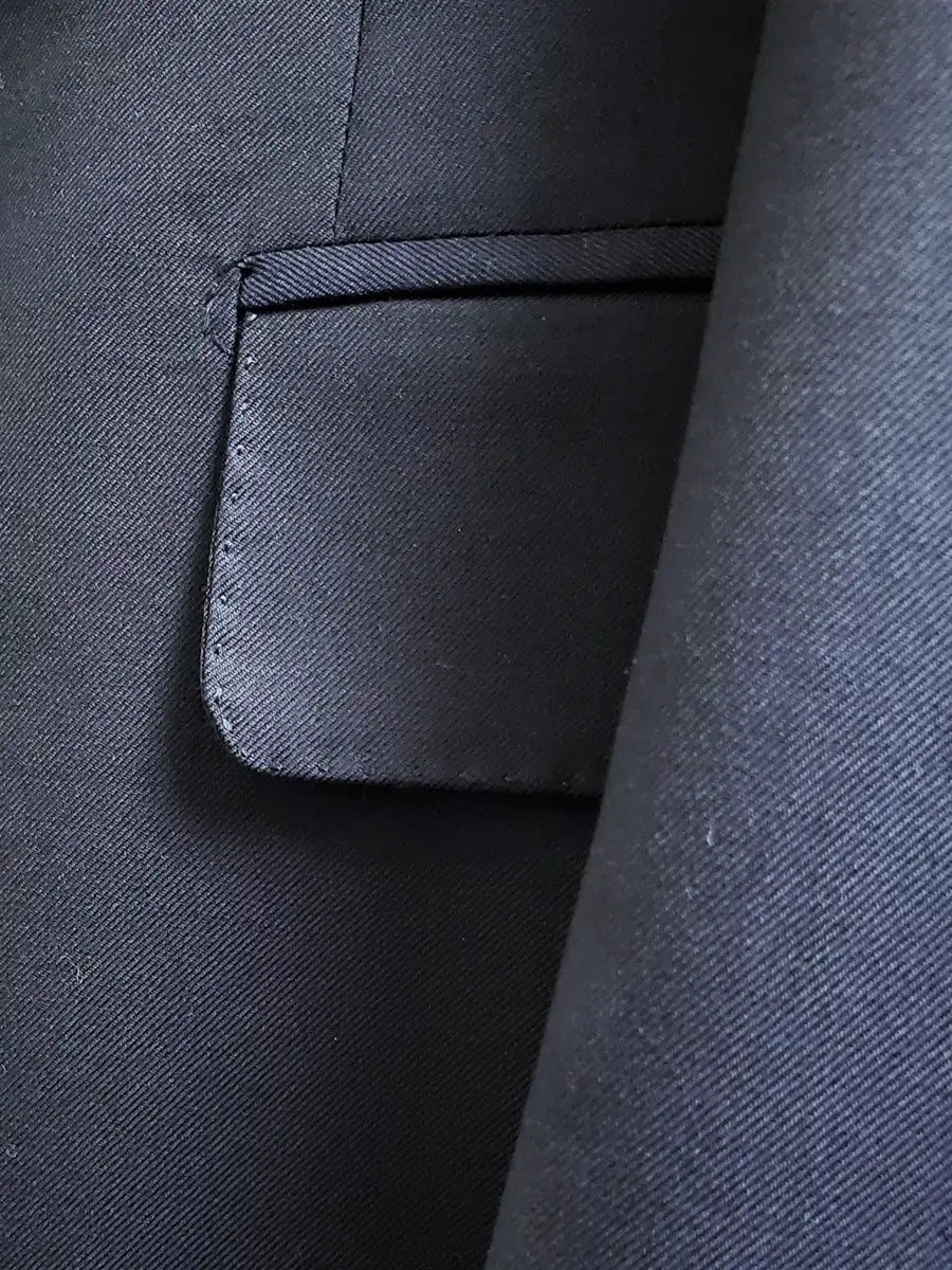 Acquaviva suit, in pure worsted wool - available in Super 150s, 170s and 200s.Single-breasted two-button jacket, with classic lapel and two slits on the back. Buttonholes, pockets, garments and all finishes are handmade.The slim trousers present one pleats and are realized without flap on the bottom.| Sartoria Dei Duchi - Atri