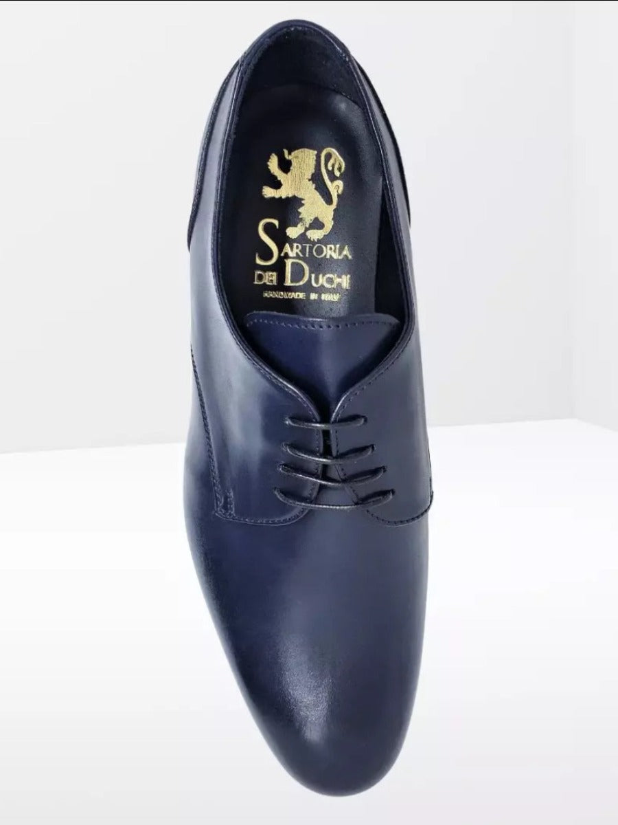 Classic Derby Shoe - Midnight Blue. Derby with smooth upper, in full-grain calfskin. Blake workmanship / Leather: calfskin / Color: NIGHT BLUE / Lining: black calfskin / Shape: 508 Rounded / Bottom: light leather with non-slip insert sewn to BLAKE / Insole: leather. High collar, flexible structure, suitable for wider feet. Smart/casual occasions. | Sartoria Dei Duchi - Atri