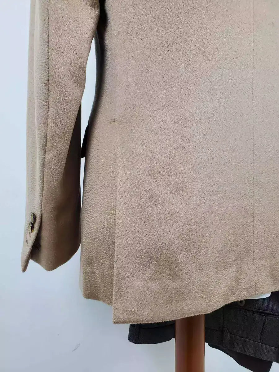 Handmade Cashmere &amp; Vicuna jacket. Single breasted, two-button, 100% Camel Hair versions. Classic pocket trousers, handmade bird&#39;s eye pattern. No pleats on front, classic buttoning and belt loop finish. Front American pockets, classic welt pockets w/ button on back. Trousers in cotton finishes and knee pads with lining inside, center slit at the back of the belt. Button holes, pockets, under knack. Suit is fitted, yet extremely comfortable | Sartoria Dei – Duch