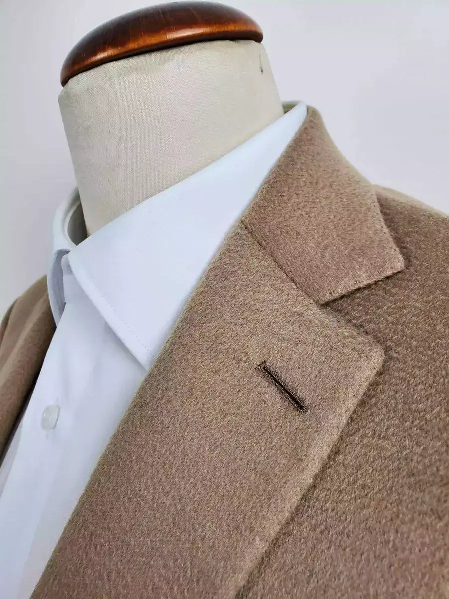 Handmade Cashmere & Vicuna jacket. Single breasted, two-button, 100% Camel Hair versions. Classic pocket trousers, handmade bird's eye pattern. No pleats on front, classic buttoning and belt loop finish. Front American pockets, classic welt pockets w/ button on back. Trousers in cotton finishes and knee pads with lining inside, center slit at the back of the belt. Button holes, pockets, under knack. Suit is fitted, yet extremely comfortable | Sartoria Dei – Duch