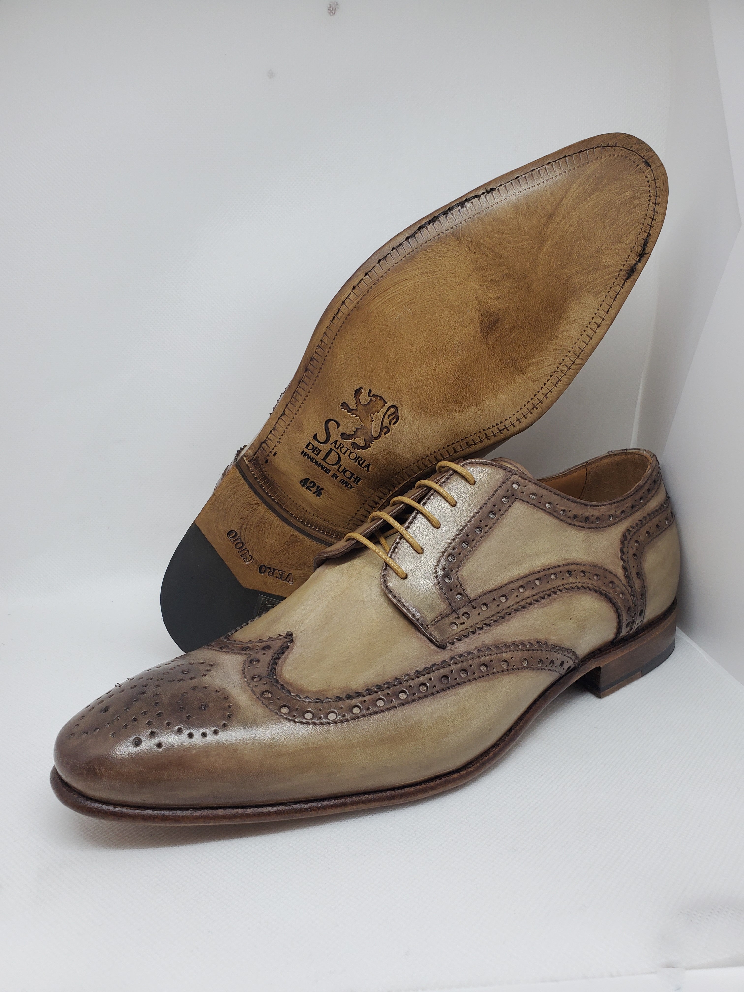 Classic derby shoes 100% made in Italy with Blake stitching, made with crust calfskin and hand antiqued and colored.The Blake process the shoe is mounted on the shoe tree, and a machine called &quot;Blake&quot; the sole is sewn to the insole and the upper. This procedure guarantees the high quality seal of the fund.A classic refined shoe, perfect for your everyday occasions. | Sartoria Dei Duchi - Atri