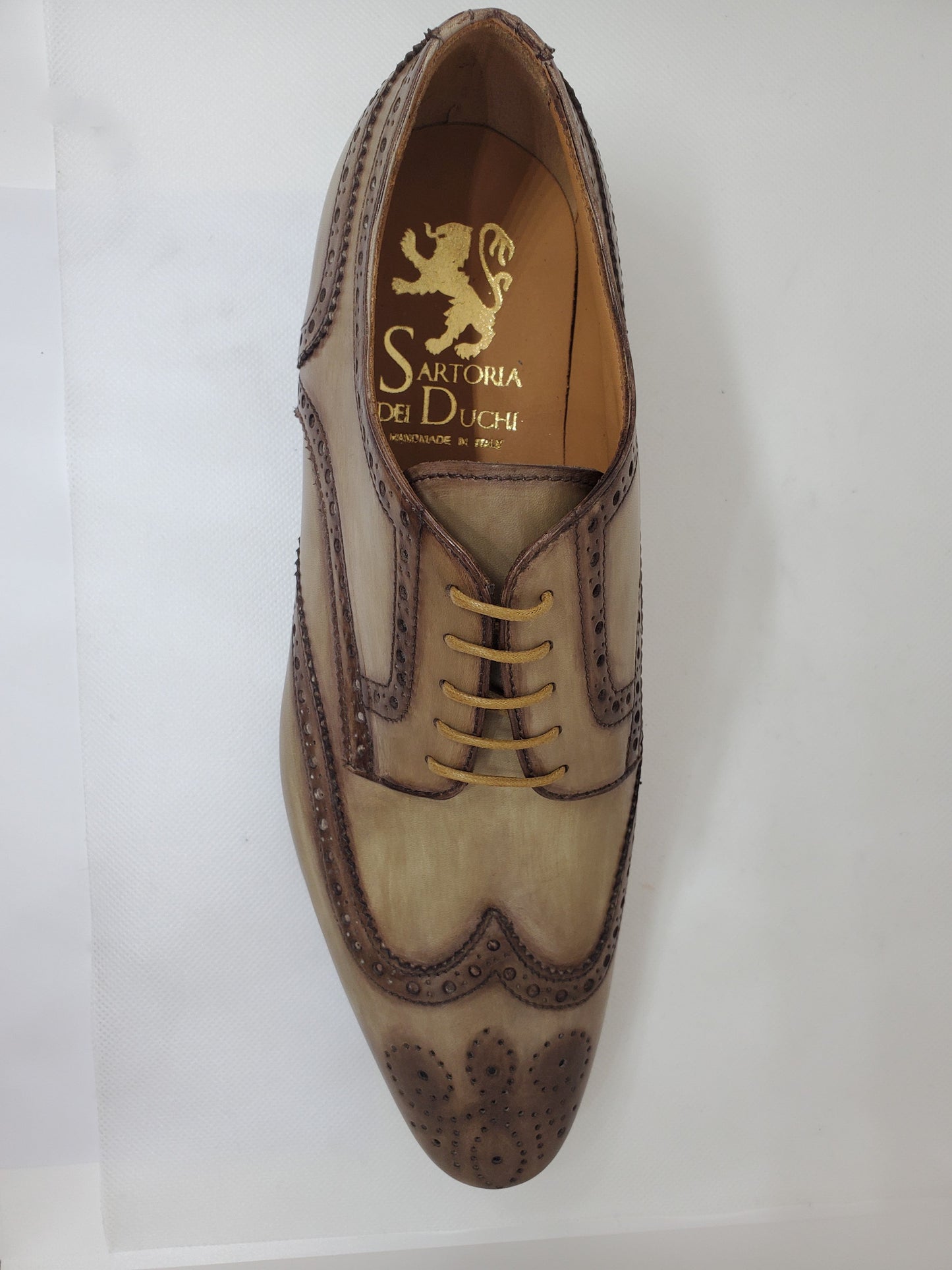 Classic derby shoes 100% made in Italy with Blake stitching, made with crust calfskin and hand antiqued and colored.The Blake process the shoe is mounted on the shoe tree, and a machine called "Blake" the sole is sewn to the insole and the upper. This procedure guarantees the high quality seal of the fund.A classic refined shoe, perfect for your everyday occasions. | Sartoria Dei Duchi - Atri