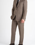 This Sartoria dei Duchi suit is made in two pieces with the finest fabric of Caccioppoli “Kingdom” Super 150’s in 100% virgin wool, in an elegant dark beige color. This elegant suit is composed of a two-button jacket with classic lapel and flap pockets. Pants are realized without pleats, regular waist, American style pockets.