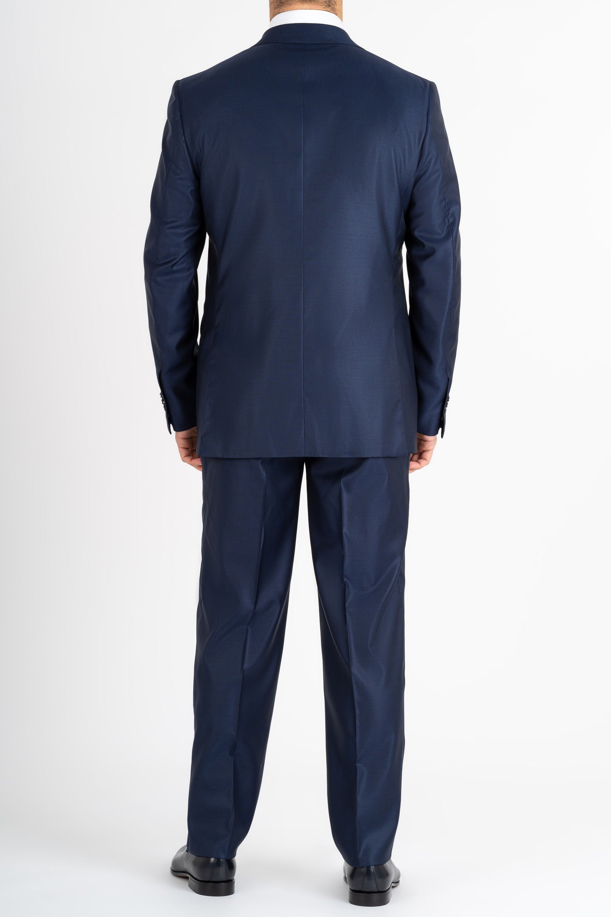 This Sartoria dei Duchi suit is realized with the finest quality Piacenza Super 150’s fabric, in wool and silk. The two button jacket has been realized with a classic lapel. The trousers are realized without pleats, with American style pockets and comfortable no-slip belt loops. Side stitching on jacket and trousers and blue mother of pearl buttons.