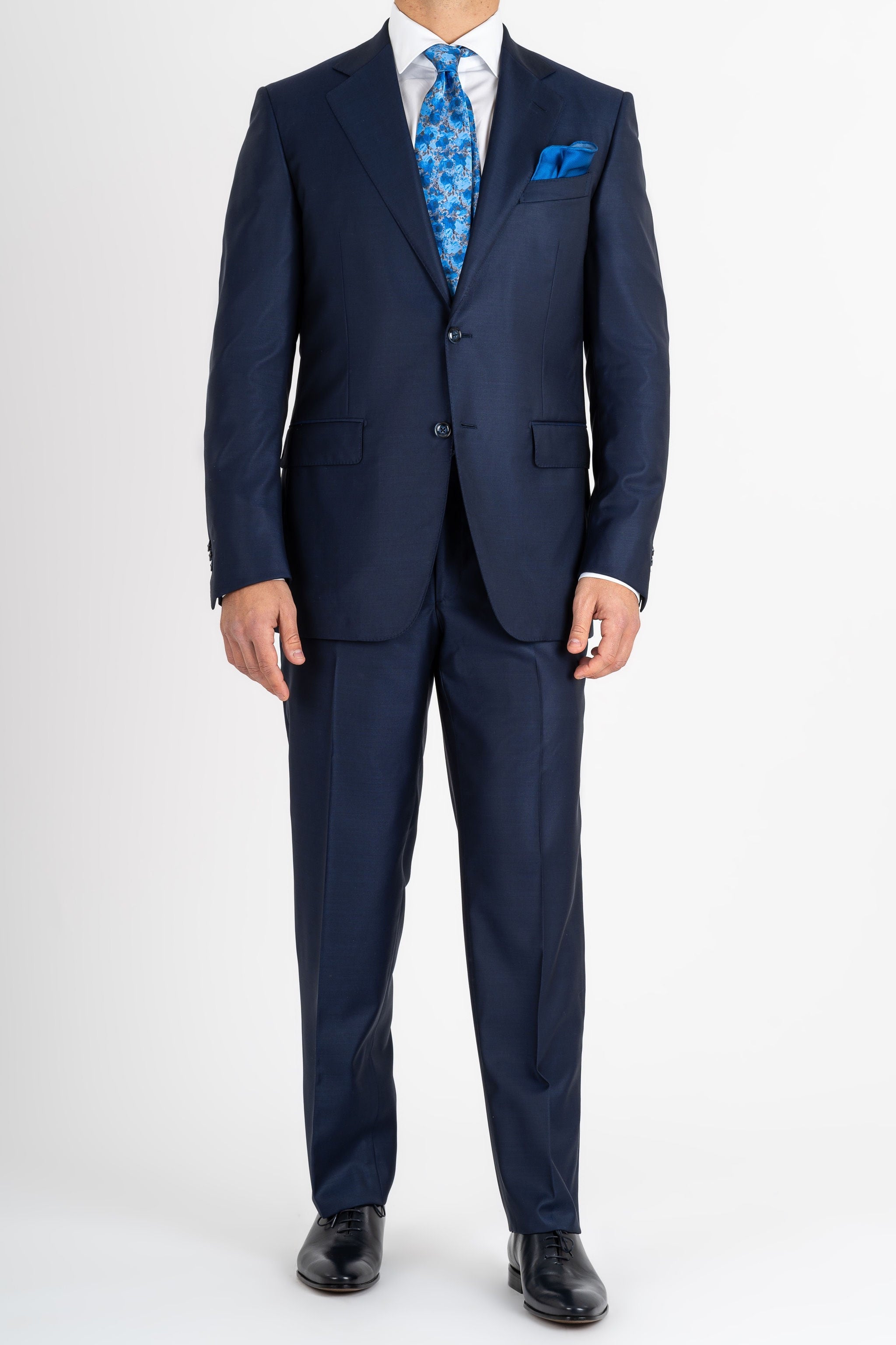 This Sartoria dei Duchi suit is realized with the finest quality Piacenza Super 150’s fabric, in wool and silk. The two button jacket has been realized with a classic lapel. The trousers are realized without pleats, with American style pockets and comfortable no-slip belt loops. Side stitching on jacket and trousers and blue mother of pearl buttons.