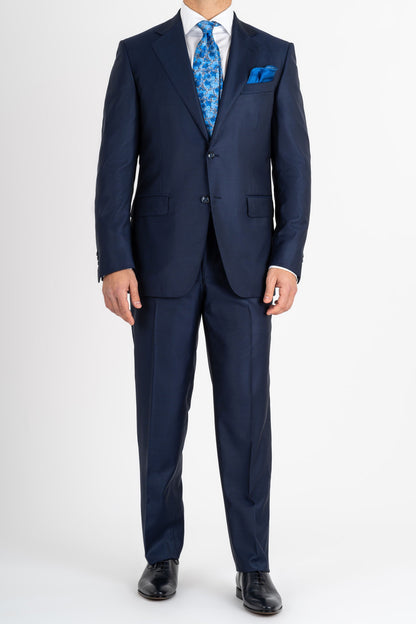 This Sartoria dei Duchi suit is realized with the finest quality Piacenza Super 150’s fabric, in wool and silk. The two button jacket has been realized with a classic lapel. The trousers are realized without pleats, with American style pockets and comfortable no-slip belt loops. Side stitching on jacket and trousers and blue mother of pearl buttons.