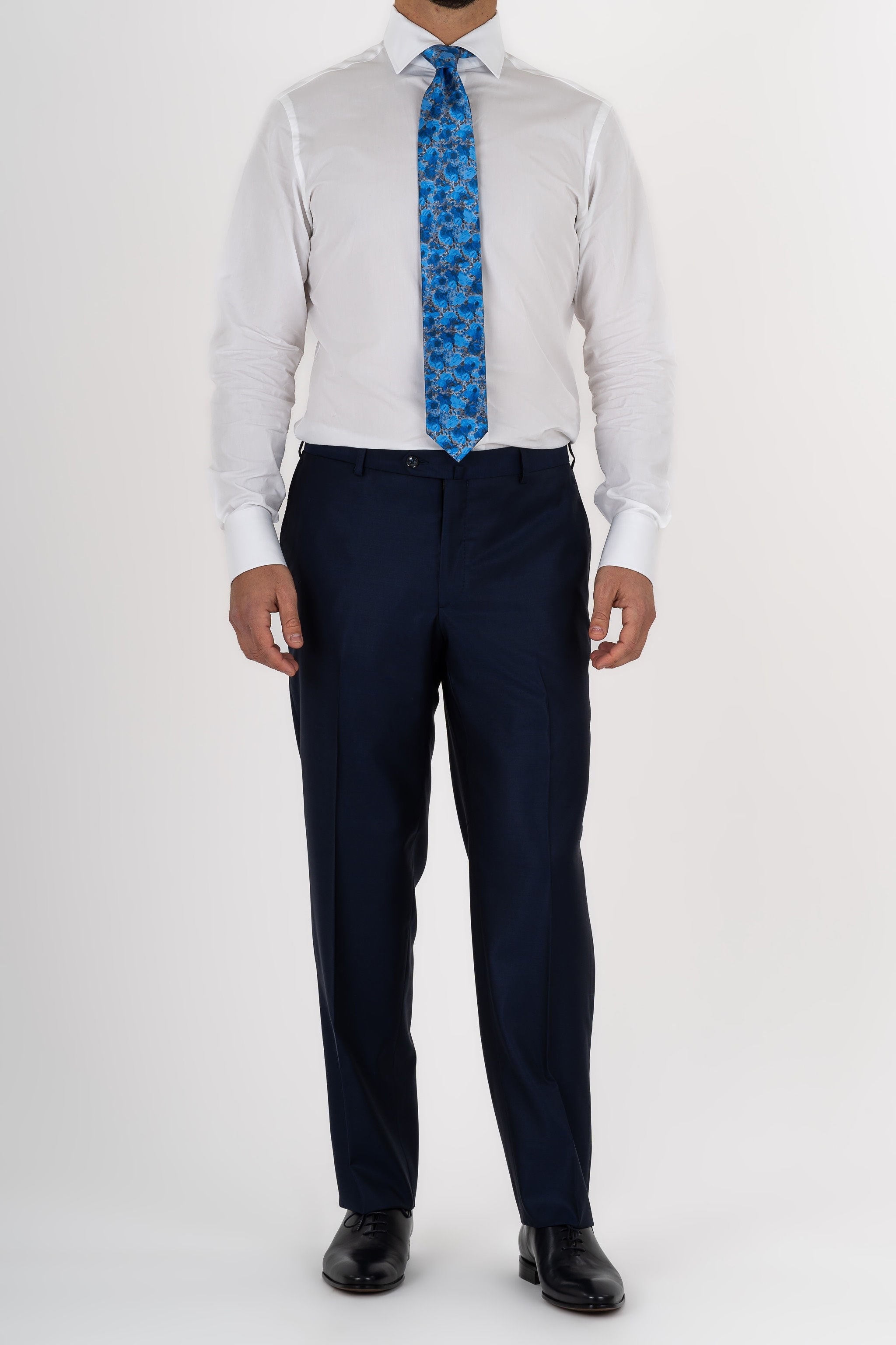 This Sartoria dei Duchi suit is realized with the finest quality Piacenza Super 150’s fabric, in wool and silk. The two button jacket has been realized with a classic lapel. The trousers are realized without pleats, with American style pockets and comfortable no-slip belt loops. Side stitching on jacket and trousers and blue mother of pearl buttons.