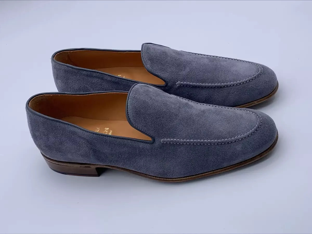 Moccasin 100% MADE IN ITALY, in soft suede calfskin, bottom with lightweight leather sole, BLAKE stitching and leather bombé bottom. The color is a middle grey blue. Shape with regular plant suitable for a wide audience.|Sartoria Dei Duchi - Atri