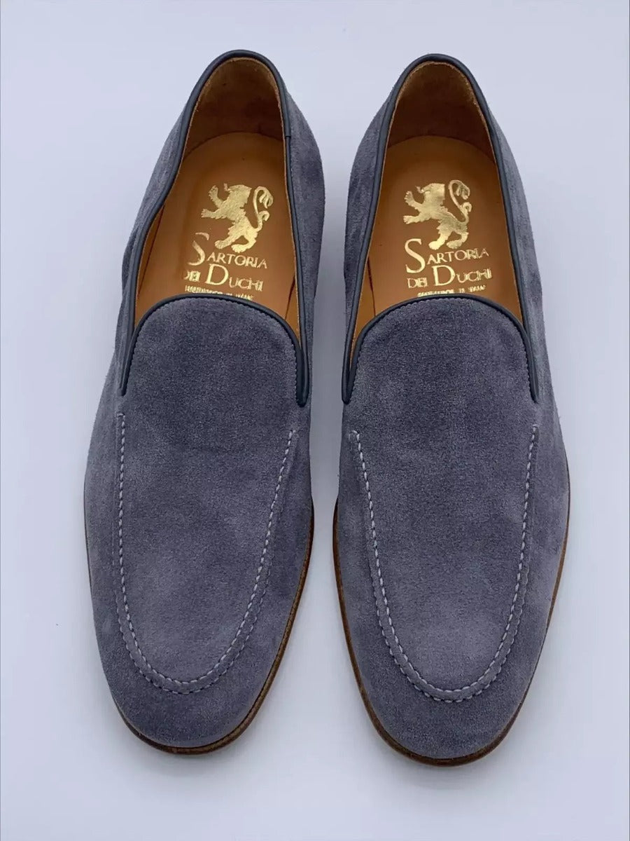 Moccasin 100% MADE IN ITALY, in soft suede calfskin, bottom with lightweight leather sole, BLAKE stitching and leather bombé bottom. The color is a middle grey blue. Shape with regular plant suitable for a wide audience.|Sartoria Dei Duchi - Atri