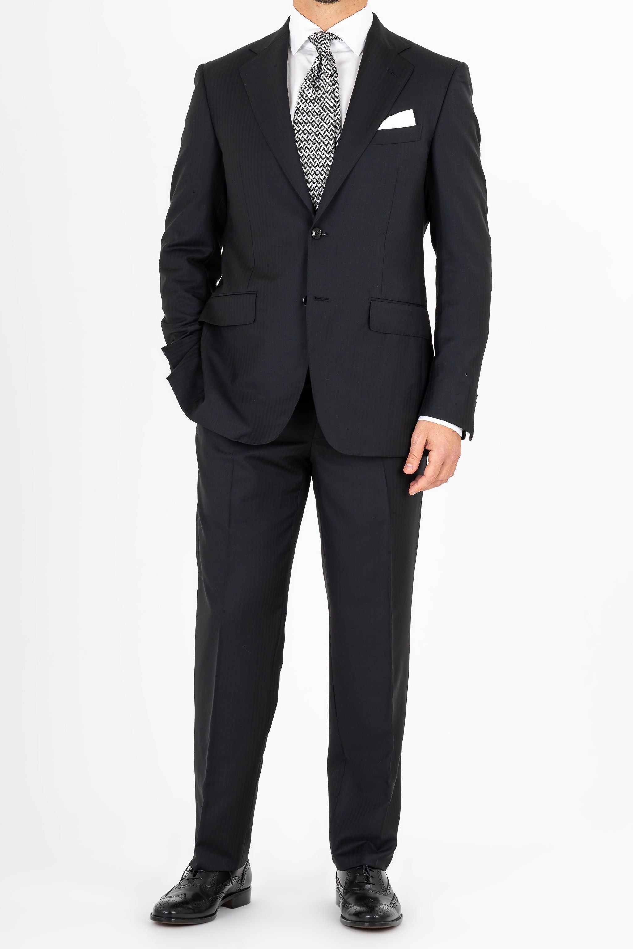 This Sartoria dei Duchi suit is made with Caccioppoli Super 150’s 100% wool fabric. The two button suit jacket has classic lapel and flap pockets. The suit trousers have no pleats and American style pockets. Side stitching on jacket and trousers and matching mother of pearl buttons.