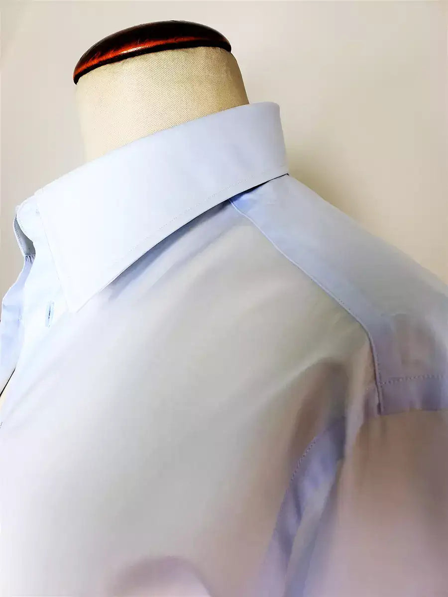 Classic light blue shirt in 100% pure Giza 45 cotton poplin by D&J Anderson. Italian collar w/ internal sticks. Double cuffs, height: 7 cm Hand-sewn VICTORIA FLAT WHITE PEARL buttons. 0.5 mm topstitch on the collar and cuffs - plain front - pleats on the back - bottom hem in margin. Mouches branded D&J Anderson. Fabric: 100% D&J Anderson "Popeline 240 warp", precious poplin made w/ the best cotton in the world (Egyptian cotton Giza 45) |Sartoria Dei Duchi-Atri
