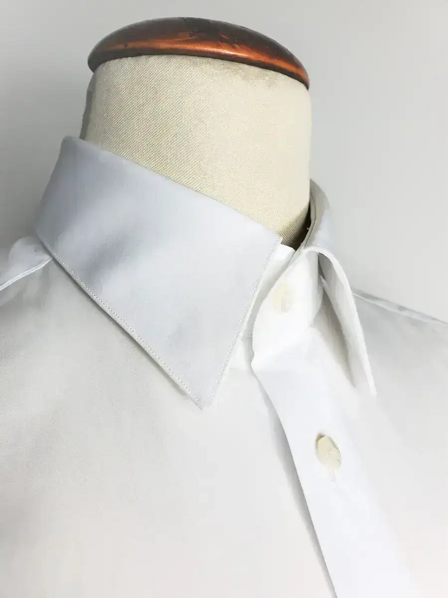 Theate Poplin Classic white shirt in 100% finest Cotton "Super Popeline 200"the Egyptian cotton Giza 45, by D&J Anderson.Entirely handmade,perfectly detailed in every finish.The finest raw material combined with centuries of textile experience, allows the creation of finger textiles of incredible quality, with a silky touch and extraordinary brightness. | Sartoria Dei Duchi - Atri