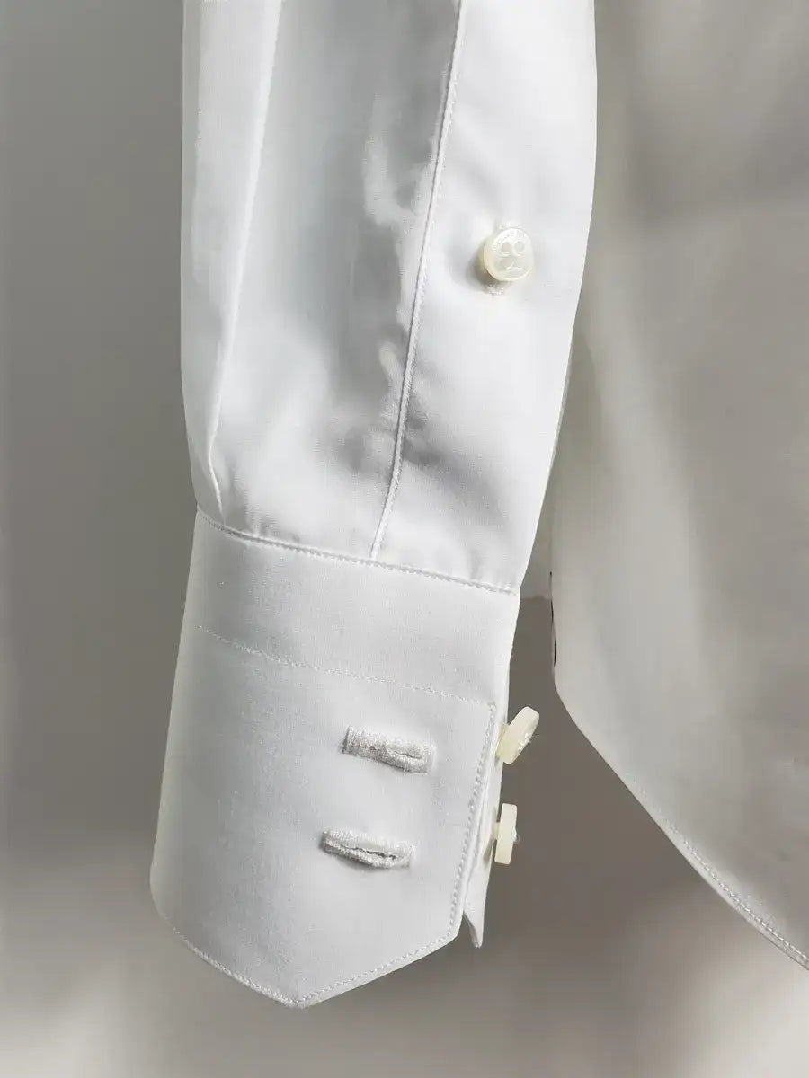 Theate Poplin Classic white shirt in 100% finest Cotton "Super Popeline 200"the Egyptian cotton Giza 45, by D&J Anderson.Entirely handmade,perfectly detailed in every finish.The finest raw material combined with centuries of textile experience, allows the creation of finger textiles of incredible quality, with a silky touch and extraordinary brightness. | Sartoria Dei Duchi - Atri