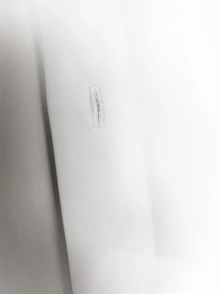 Theate Poplin Classic white shirt in 100% finest Cotton "Super Popeline 200"the Egyptian cotton Giza 45, by D&J Anderson.Entirely handmade,perfectly detailed in every finish.The finest raw material combined with centuries of textile experience, allows the creation of finger textiles of incredible quality, with a silky touch and extraordinary brightness. | Sartoria Dei Duchi - Atri