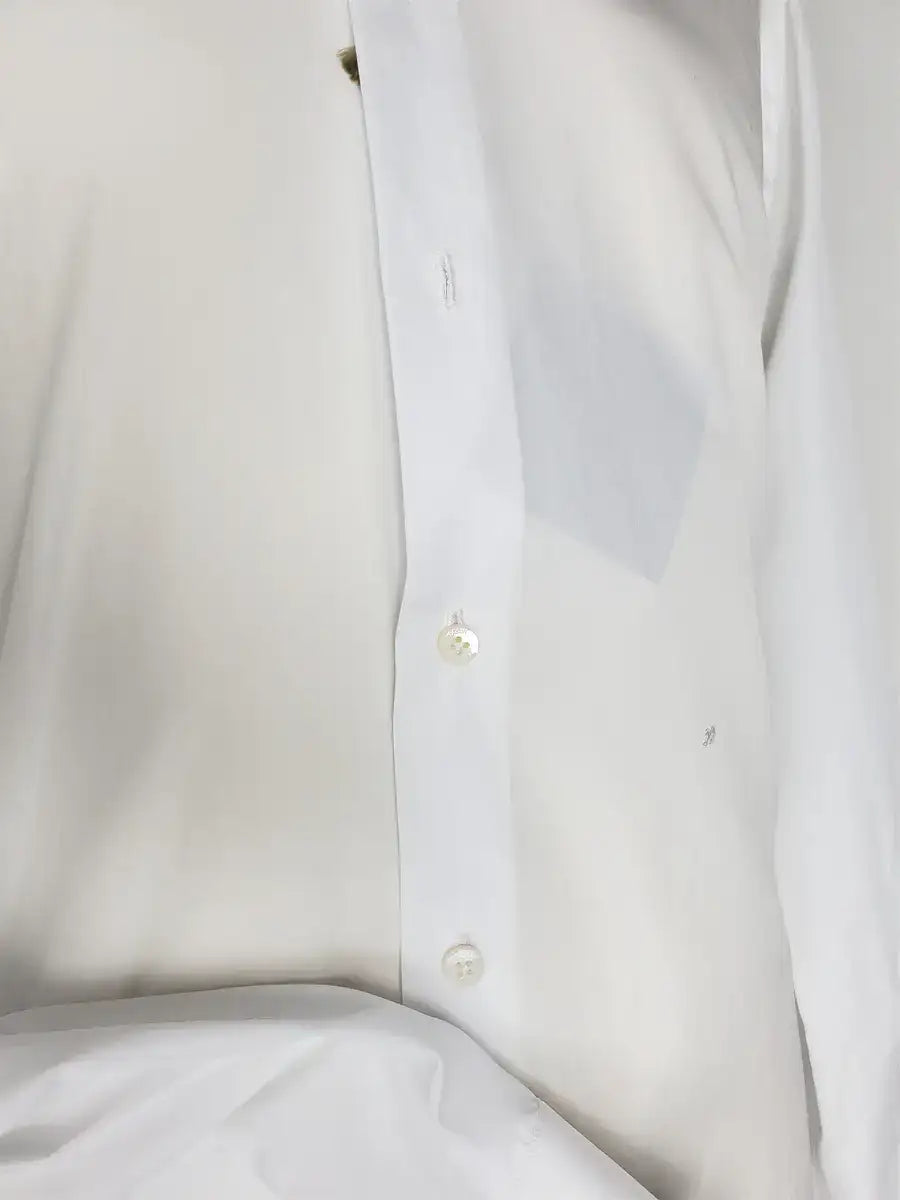 Theate Poplin Classic white shirt in 100% finest Cotton "Super Popeline 200"the Egyptian cotton Giza 45, by D&J Anderson.Entirely handmade,perfectly detailed in every finish.The finest raw material combined with centuries of textile experience, allows the creation of finger textiles of incredible quality, with a silky touch and extraordinary brightness. | Sartoria Dei Duchi - Atri